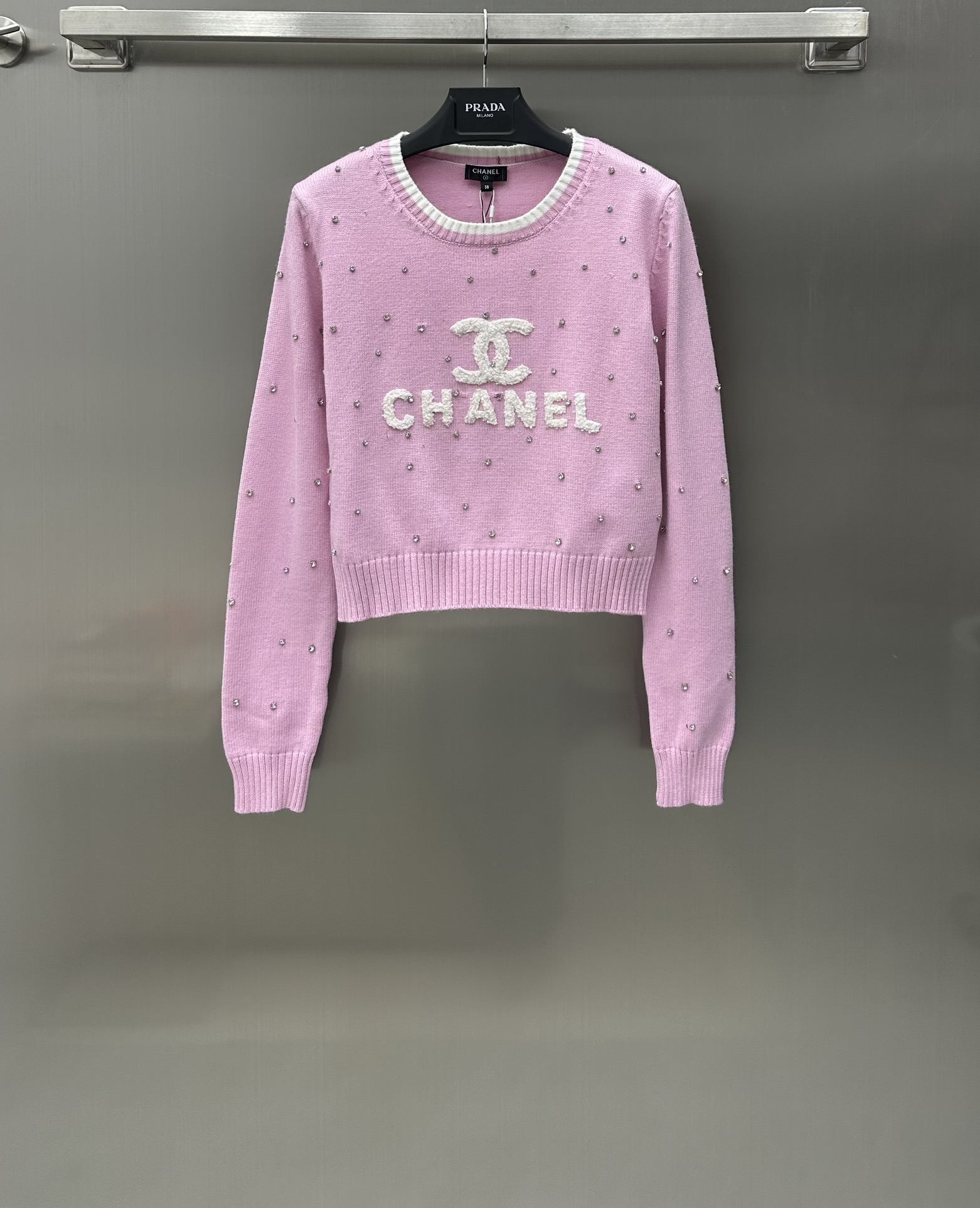 NO:696684,Chane* New product on the shelves Beaded knitted pullover customized YB imported wool material The wool material is skin-friendly and comfortable Beaded letter embroidery embellishment on the chest and sleeves Overall fashionable feel Development of fabric accessories Slim-fitting regular version No body shape selection Black mysterious and advanced White temperament and versatile Pink youthful and age-reducing Daily matching skirts and pants combine exquisiteness and leisure High version 3 colors 36 38 40,,chanel,skirts,19860909Chane* 新品上架订珠针织套头衫定制YB进口羊毛材质 羊毛材质亲肤舒适 胸前与手袖订珠字母绣花点缀 整体时髦感 面辅料开发 修身常规版型 不挑身形 黑色神秘高级 白色气质百搭 粉色青春减龄 日常搭配裙裤都 集精致与休闲一体  高版本3色36 38 40,,chanel,skirts,,Women's clothing