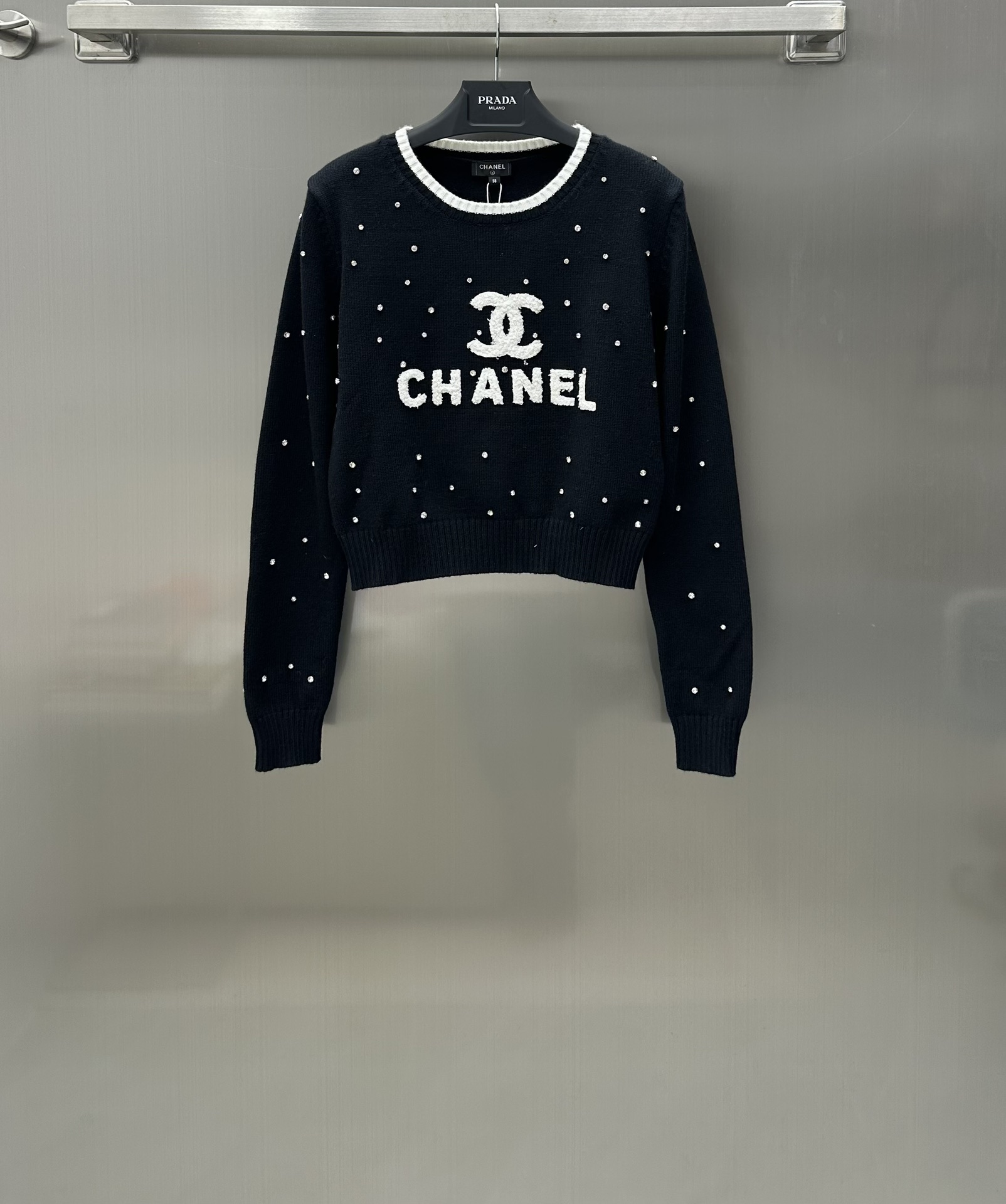 NO:696690,Chane* New product on the shelves Beaded knitted pullover customized YB imported wool material The wool material is skin-friendly and comfortable Beaded letter embroidery embellishment on the chest and sleeves Overall fashionable feel Development of fabric accessories Slim-fitting regular version No body shape selection Black mysterious and advanced White temperament and versatile Pink youthful and age-reducing Daily matching skirts and pants combine exquisiteness and leisure High version 3 colors 36 38 40,,chanel,skirts,19860909Chane* 新品上架订珠针织套头衫定制YB进口羊毛材质 羊毛材质亲肤舒适 胸前与手袖订珠字母绣花点缀 整体时髦感 面辅料开发 修身常规版型 不挑身形 黑色神秘高级 白色气质百搭 粉色青春减龄 日常搭配裙裤都 集精致与休闲一体  高版本3色36 38 40,,chanel,skirts,,Women's clothing