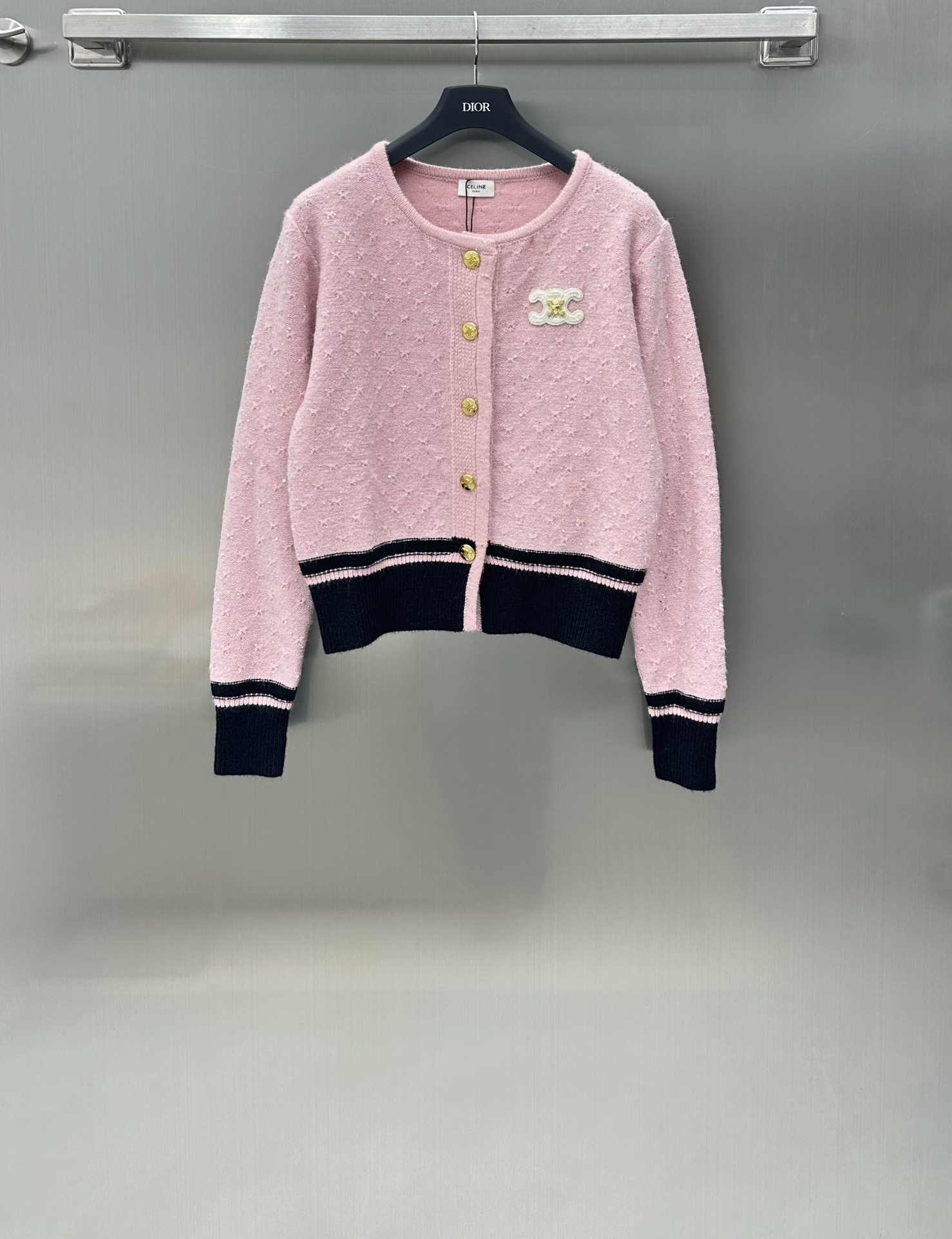 NO:696694,Celin* New arrivals. Fine glitter knitted cardigan customized with YB imported wool material. Round neck slim fit short cardigan cut. Slim and fashionable. Overall silver sequins are integrated into the decoration. Heavy industry and high-end ready-to-wear. Contrasting color threads on the hem and cuffs. Full sense of luxury. Suitable for single wear and inner wear in autumn and winter. Suitable for daily commuting. Three colors available to meet different styles. High version 3 colors 36 38 40,,celine,19860909Celin* 新品上架细闪针织开衫定制YB进口羊毛材质 圆领修身短款开衫剪裁 显瘦时髦 整体银色珠片融入装饰 成衣重工高级 下摆袖口螺纹撞色 高级感满满 秋冬单穿内搭都 高级百搭 日常通勤均可驾驭 三色可选 满足不同风格造型  高版本3色36 38 40,,celine,,Women's clothing