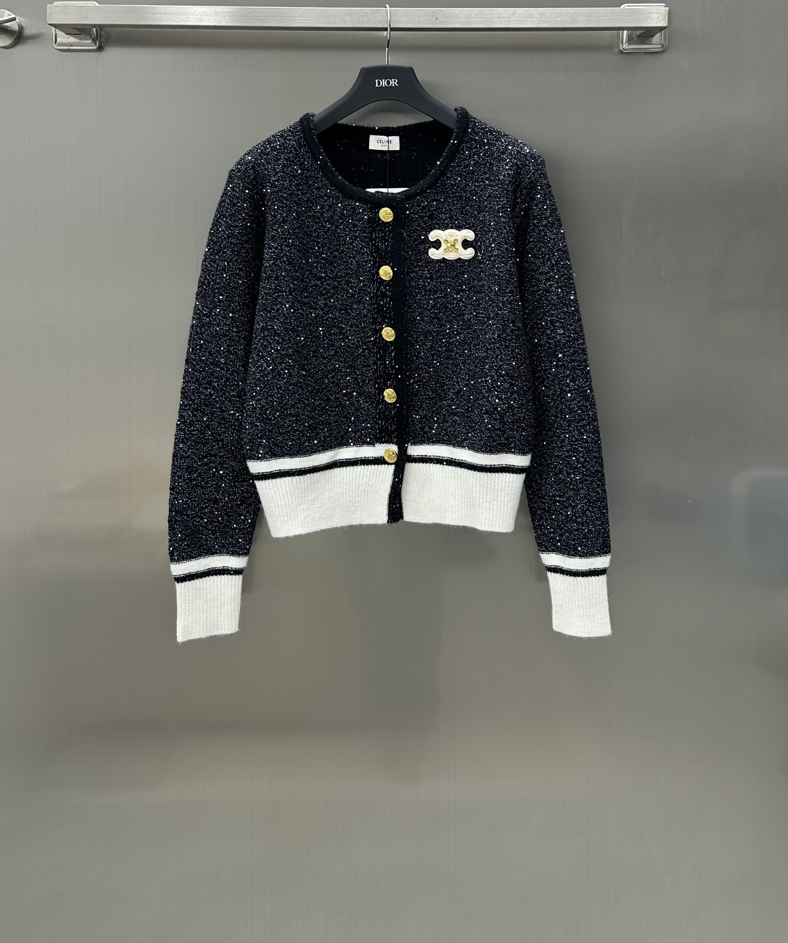 NO:696682,Celin* New arrivals. Fine glitter knitted cardigan customized with YB imported wool material. Round neck slim fit short cardigan cut. Slim and fashionable. Overall silver sequins are integrated into the decoration. Heavy industry and high-end ready-to-wear. Contrasting color threads on the hem and cuffs. Full sense of luxury. Suitable for single wear and inner wear in autumn and winter. Suitable for daily commuting. Three colors available to meet different styles. High version 3 colors 36 38 40,,celine,19860909Celin* 新品上架细闪针织开衫定制YB进口羊毛材质 圆领修身短款开衫剪裁 显瘦时髦 整体银色珠片融入装饰 成衣重工高级 下摆袖口螺纹撞色 高级感满满 秋冬单穿内搭都 高级百搭 日常通勤均可驾驭 三色可选 满足不同风格造型  高版本3色36 38 40,,celine,,Women's clothing