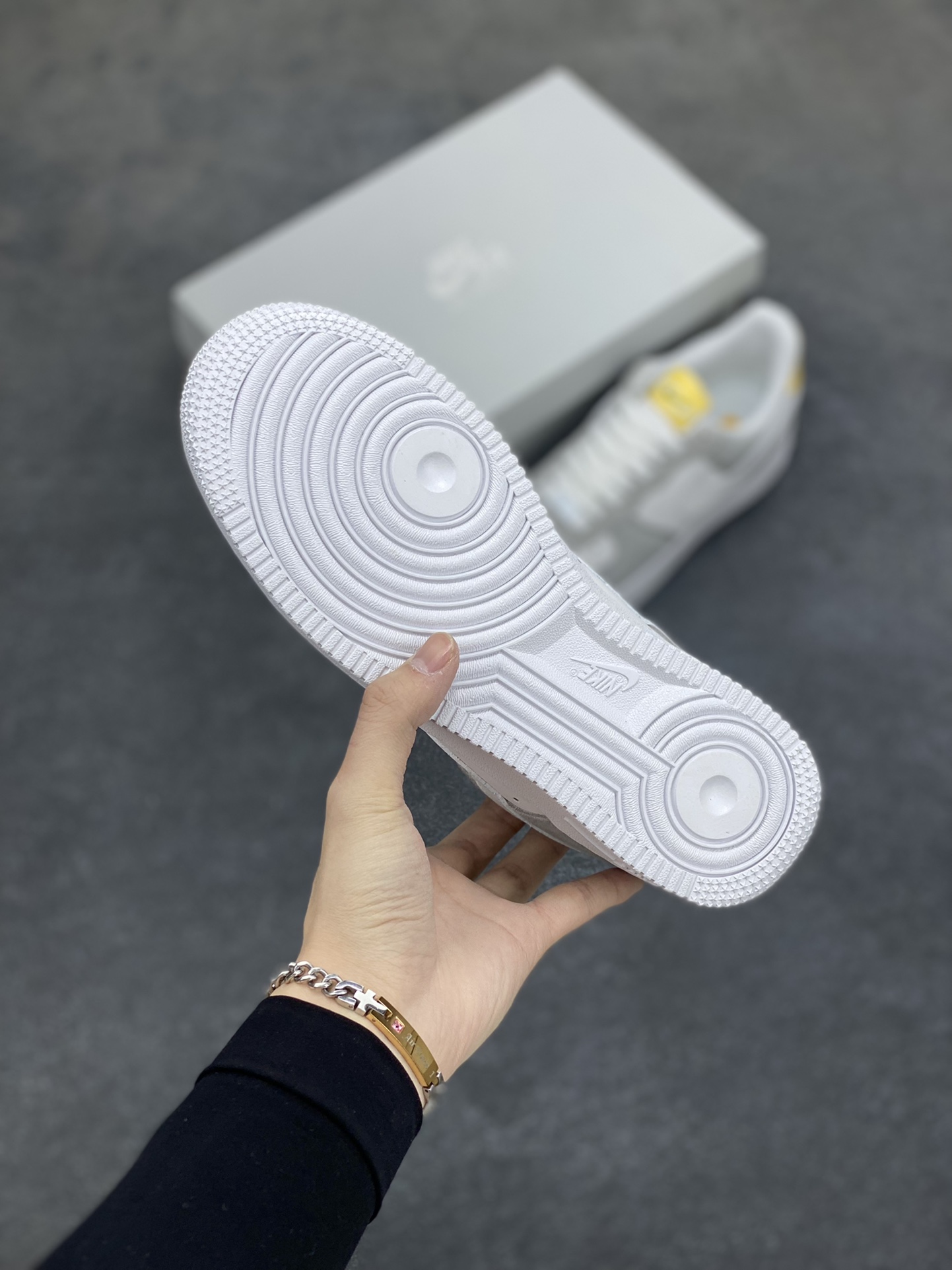 图片[5]-福利特价 全掌气垫🔥 Air Force 1 \’07 Low 灰白黄 原楦头原纸板 纯正空军版型 专注外贸渠道 全掌内置蜂窝气垫 #原盒配件 原厂中底钢印、拉帮完美 货号：FQ7779-001 尺码：36 36.5 37.5 38 38.5 39 40 40.5 41 42 42.5 43 44 44.5 45-选品中心