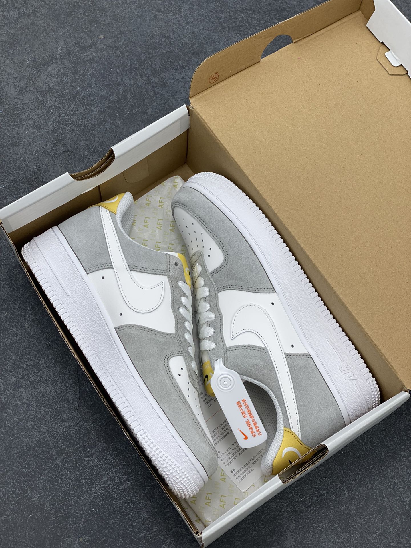 图片[9]-福利特价 全掌气垫🔥 Air Force 1 \’07 Low 灰白黄 原楦头原纸板 纯正空军版型 专注外贸渠道 全掌内置蜂窝气垫 #原盒配件 原厂中底钢印、拉帮完美 货号：FQ7779-001 尺码：36 36.5 37.5 38 38.5 39 40 40.5 41 42 42.5 43 44 44.5 45-选品中心