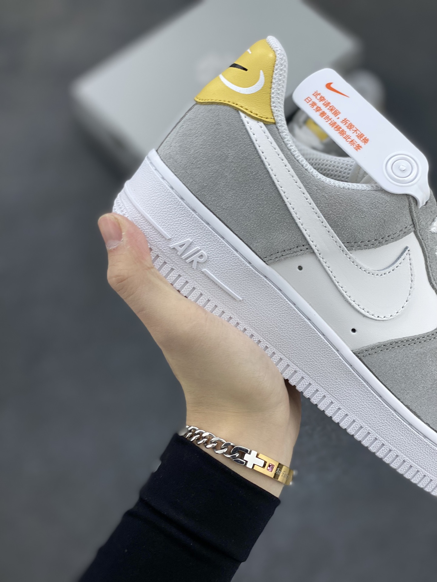 图片[6]-福利特价 全掌气垫🔥 Air Force 1 \’07 Low 灰白黄 原楦头原纸板 纯正空军版型 专注外贸渠道 全掌内置蜂窝气垫 #原盒配件 原厂中底钢印、拉帮完美 货号：FQ7779-001 尺码：36 36.5 37.5 38 38.5 39 40 40.5 41 42 42.5 43 44 44.5 45-选品中心