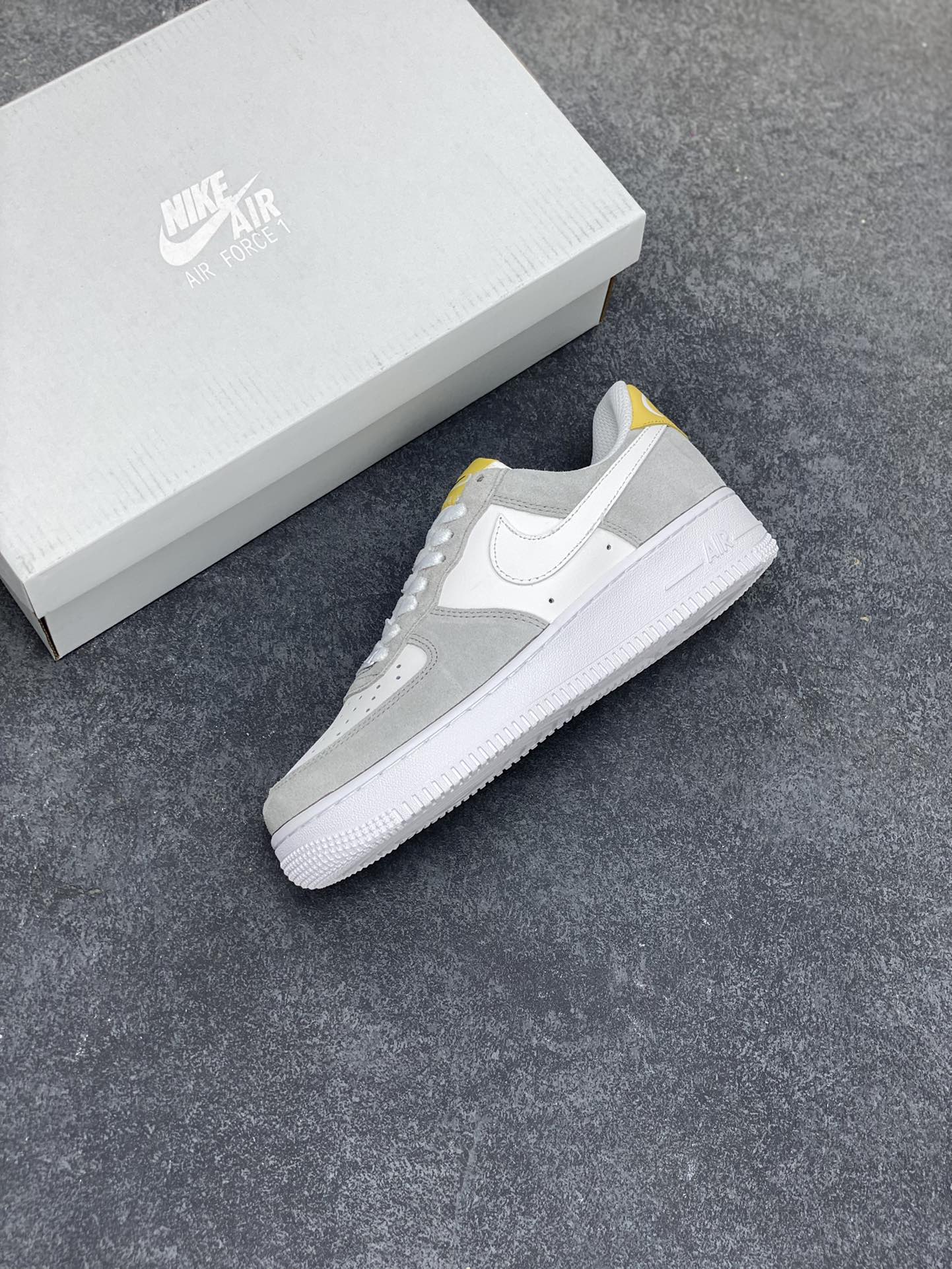 图片[7]-福利特价 全掌气垫🔥 Air Force 1 \’07 Low 灰白黄 原楦头原纸板 纯正空军版型 专注外贸渠道 全掌内置蜂窝气垫 #原盒配件 原厂中底钢印、拉帮完美 货号：FQ7779-001 尺码：36 36.5 37.5 38 38.5 39 40 40.5 41 42 42.5 43 44 44.5 45-选品中心