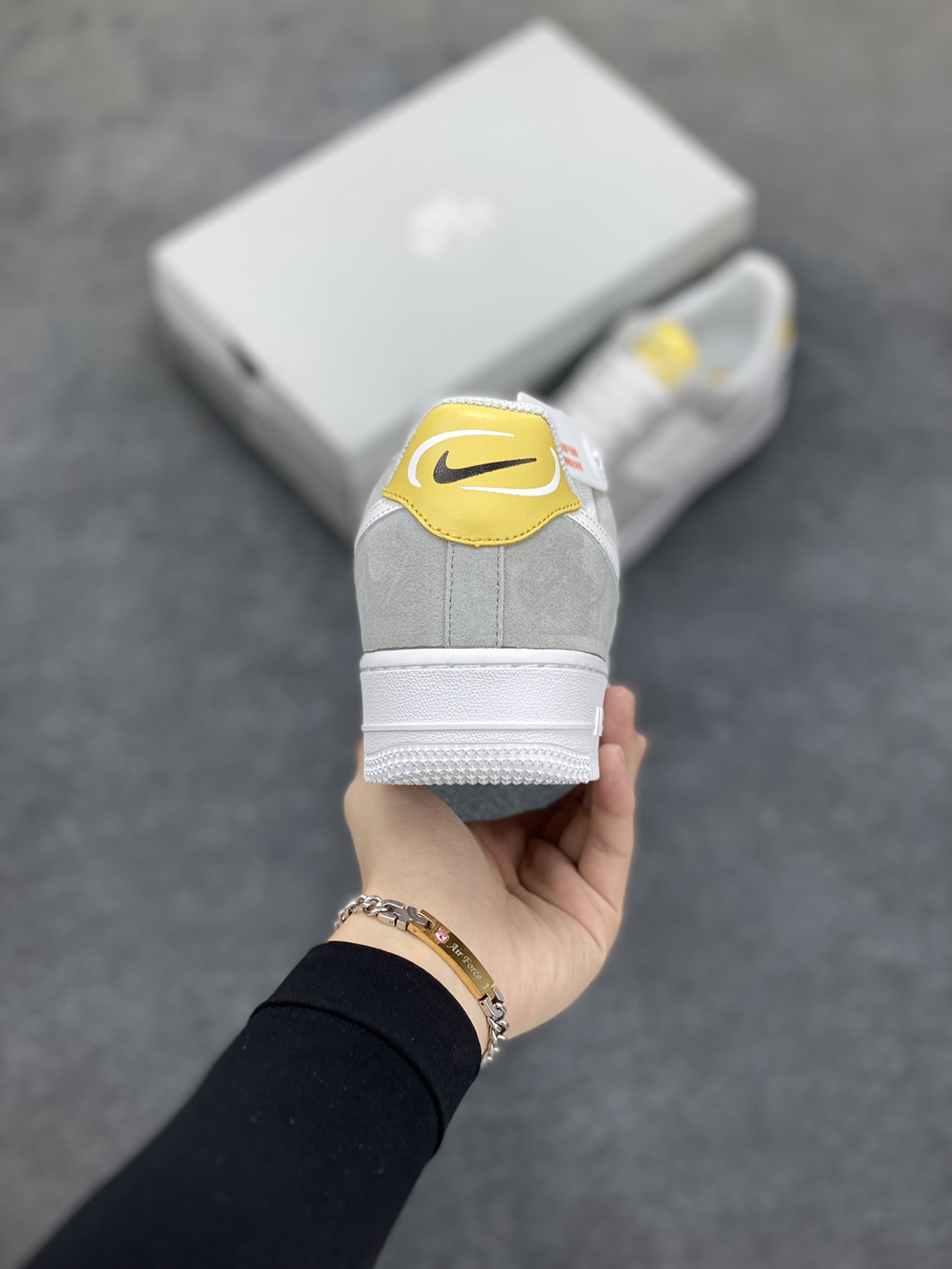 图片[4]-福利特价 全掌气垫🔥 Air Force 1 \’07 Low 灰白黄 原楦头原纸板 纯正空军版型 专注外贸渠道 全掌内置蜂窝气垫 #原盒配件 原厂中底钢印、拉帮完美 货号：FQ7779-001 尺码：36 36.5 37.5 38 38.5 39 40 40.5 41 42 42.5 43 44 44.5 45-选品中心