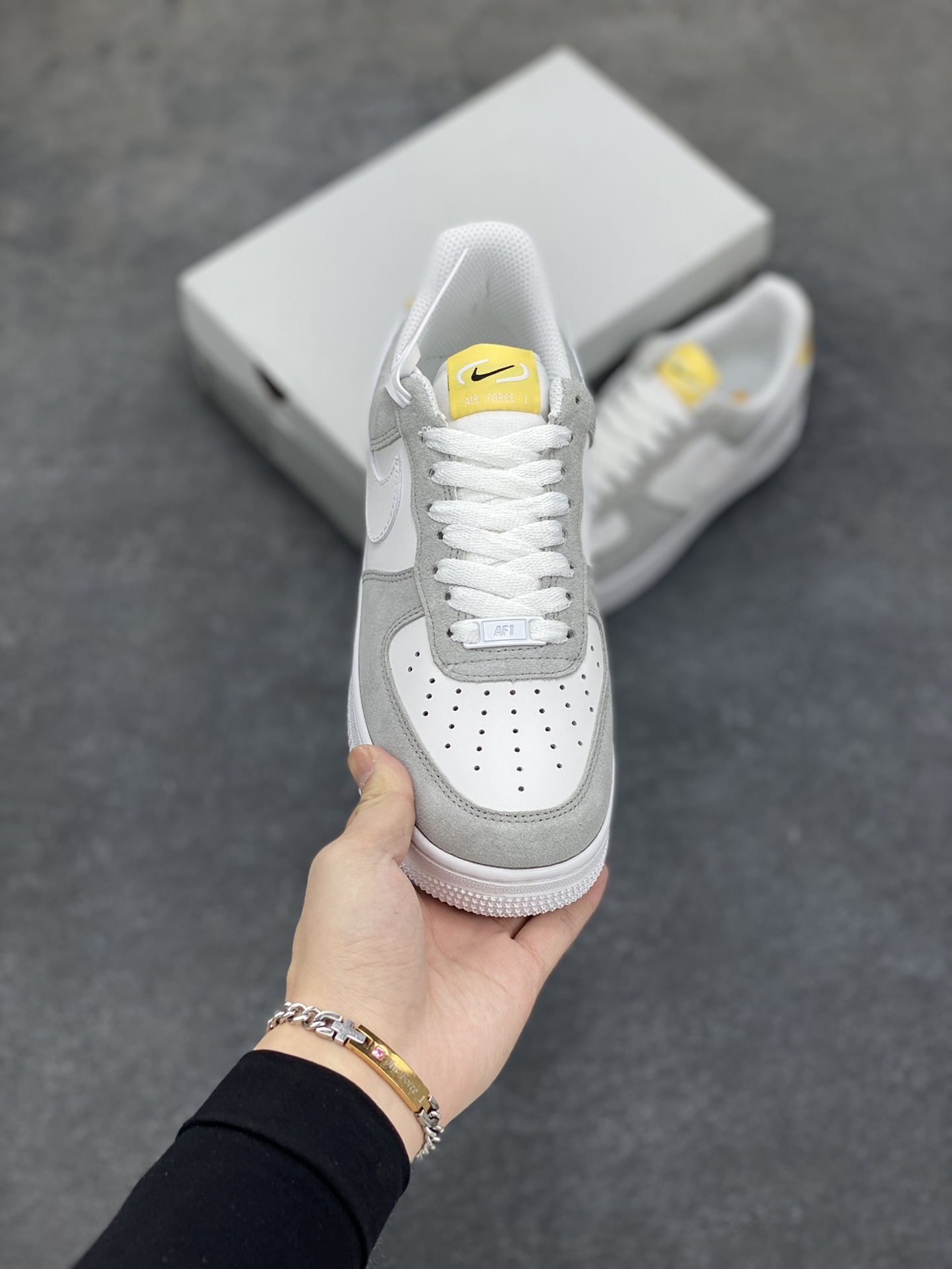 图片[2]-福利特价 全掌气垫🔥 Air Force 1 \’07 Low 灰白黄 原楦头原纸板 纯正空军版型 专注外贸渠道 全掌内置蜂窝气垫 #原盒配件 原厂中底钢印、拉帮完美 货号：FQ7779-001 尺码：36 36.5 37.5 38 38.5 39 40 40.5 41 42 42.5 43 44 44.5 45-选品中心