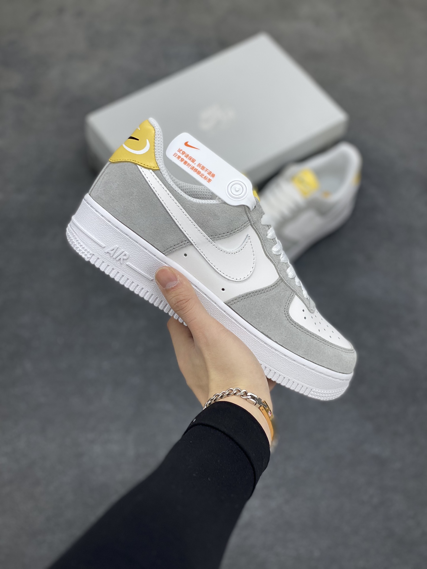 福利特价 全掌气垫🔥 Air Force 1 \'07 Low 灰白黄 原楦头原纸板 纯正空军版型 专注外贸渠道 全掌内置蜂窝气垫 #原盒配件 原厂中底钢印、拉帮完美 货号：FQ7779-001 尺码：36 36.5 37.5 38 38.5 39 40 40.5 41 42 42.5 43 44 44.5 45-选品中心
