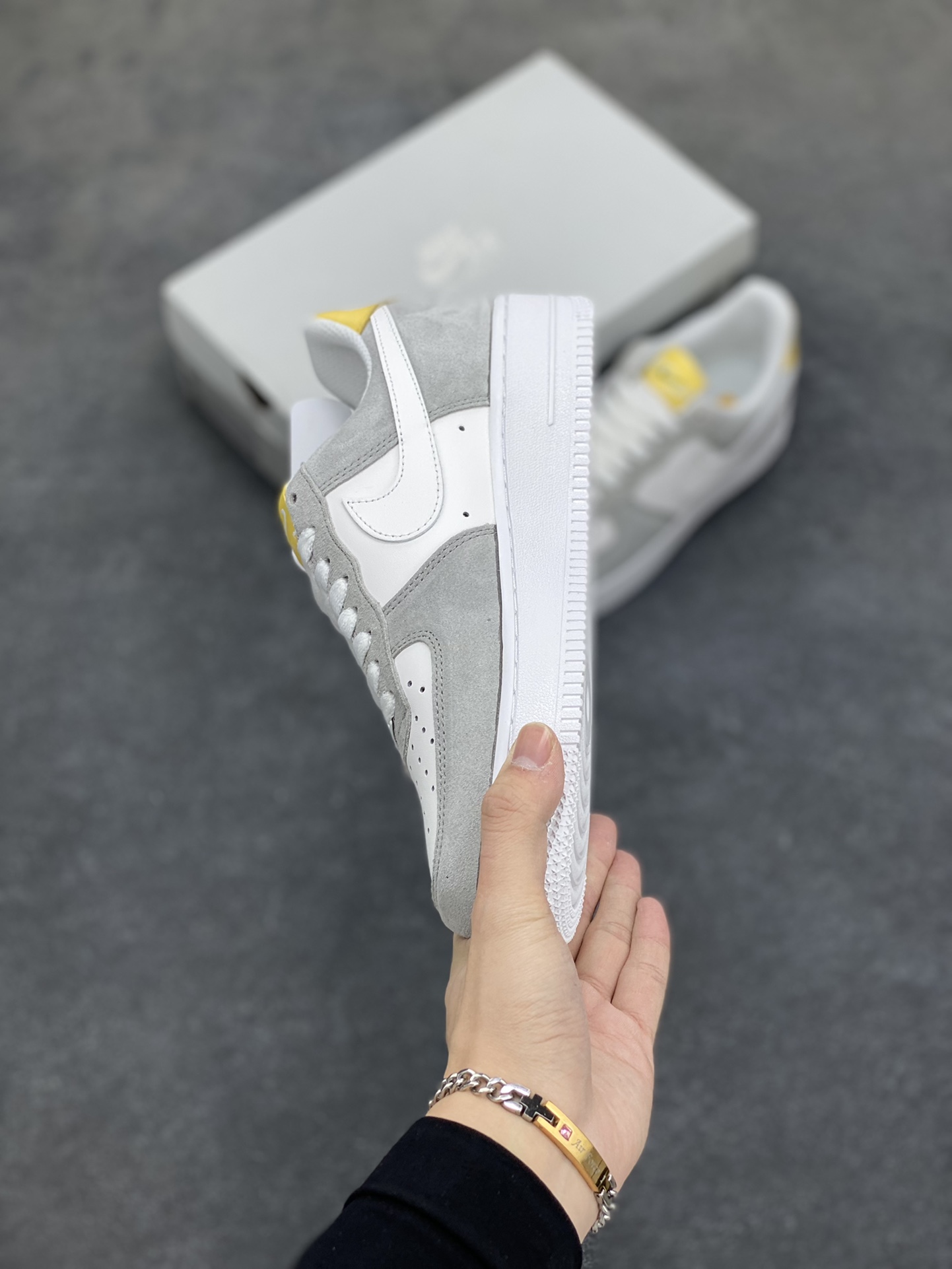 图片[3]-福利特价 全掌气垫🔥 Air Force 1 \’07 Low 灰白黄 原楦头原纸板 纯正空军版型 专注外贸渠道 全掌内置蜂窝气垫 #原盒配件 原厂中底钢印、拉帮完美 货号：FQ7779-001 尺码：36 36.5 37.5 38 38.5 39 40 40.5 41 42 42.5 43 44 44.5 45-选品中心