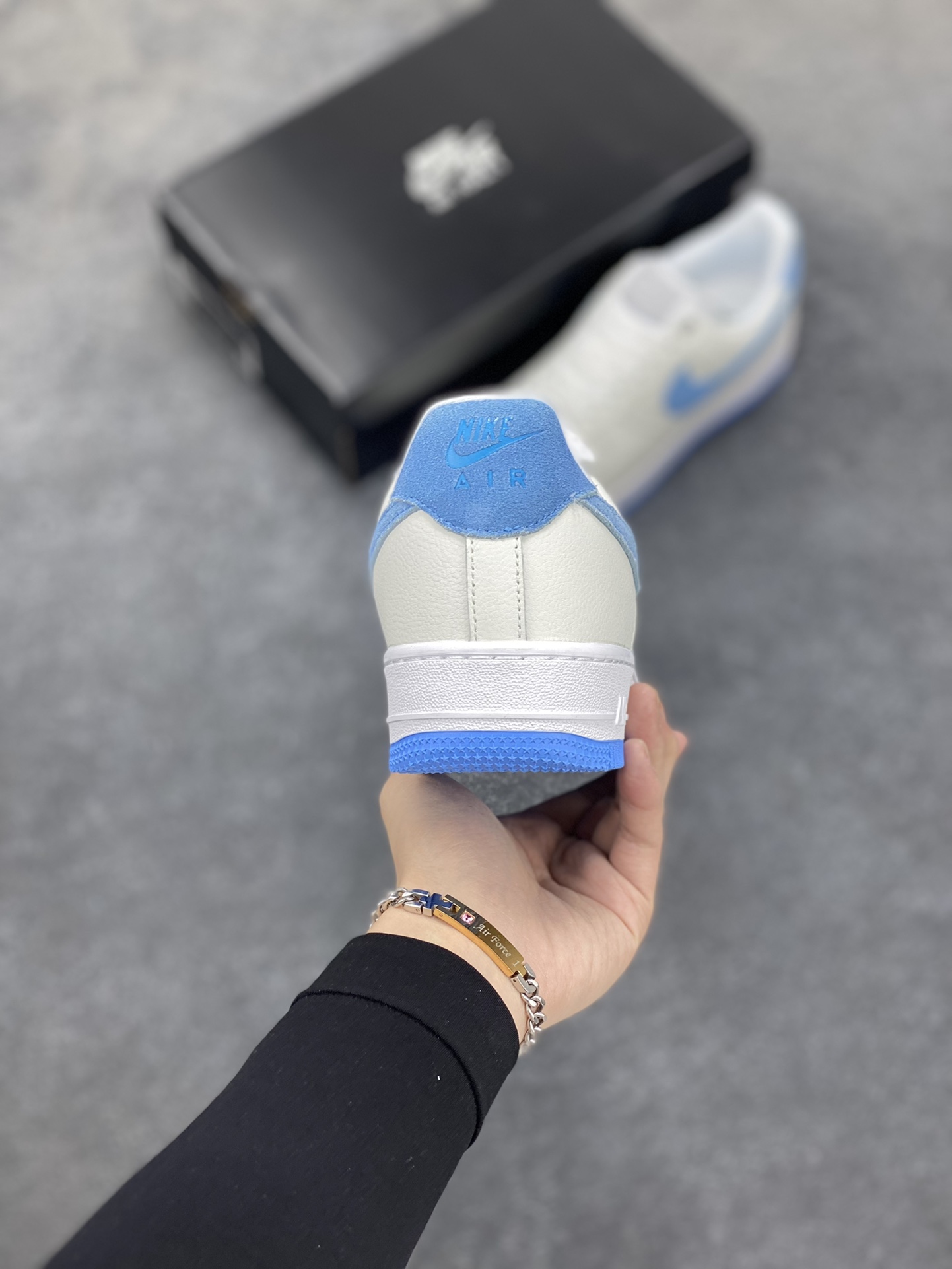 图片[4]-福利特价 全掌气垫🔥 Nike Air Force 1 Low 07 白蓝灰 原楦头原纸板 打造纯正空军版型 专注外贸渠道 全掌内置蜂窝气垫 #原盒配件 原厂中底钢印、拉帮完美 货号：DX1193-100 尺码：36 36.5 37.5 38 38.5 39 40 40.5 41 42 42.5 43 44 44.5 45-选品中心