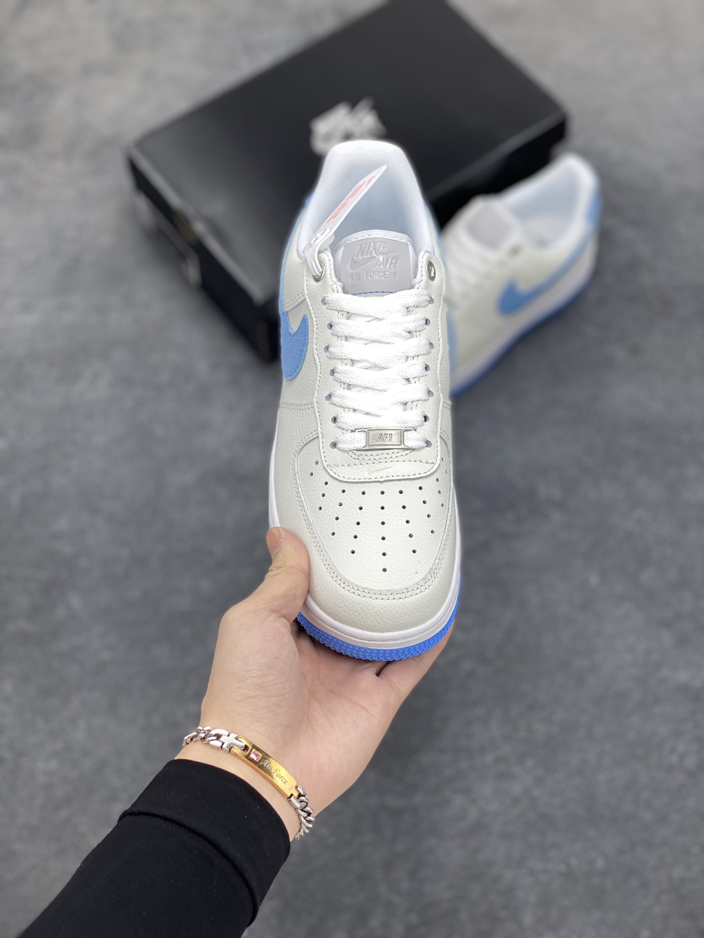 图片[2]-福利特价 全掌气垫🔥 Nike Air Force 1 Low 07 白蓝灰 原楦头原纸板 打造纯正空军版型 专注外贸渠道 全掌内置蜂窝气垫 #原盒配件 原厂中底钢印、拉帮完美 货号：DX1193-100 尺码：36 36.5 37.5 38 38.5 39 40 40.5 41 42 42.5 43 44 44.5 45-选品中心