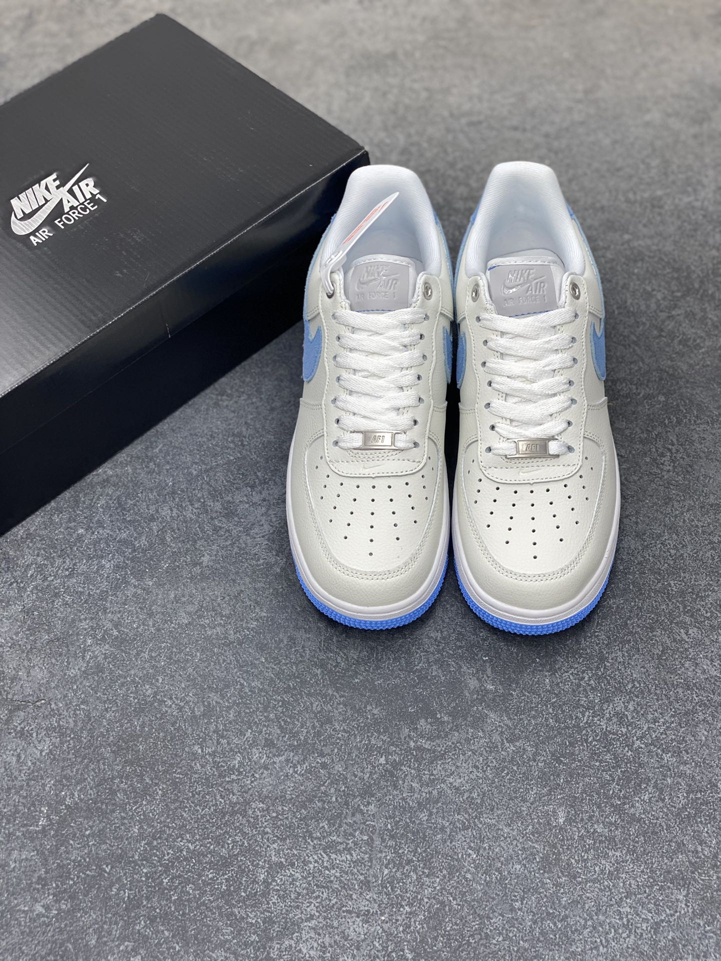 图片[8]-福利特价 全掌气垫🔥 Nike Air Force 1 Low 07 白蓝灰 原楦头原纸板 打造纯正空军版型 专注外贸渠道 全掌内置蜂窝气垫 #原盒配件 原厂中底钢印、拉帮完美 货号：DX1193-100 尺码：36 36.5 37.5 38 38.5 39 40 40.5 41 42 42.5 43 44 44.5 45-选品中心