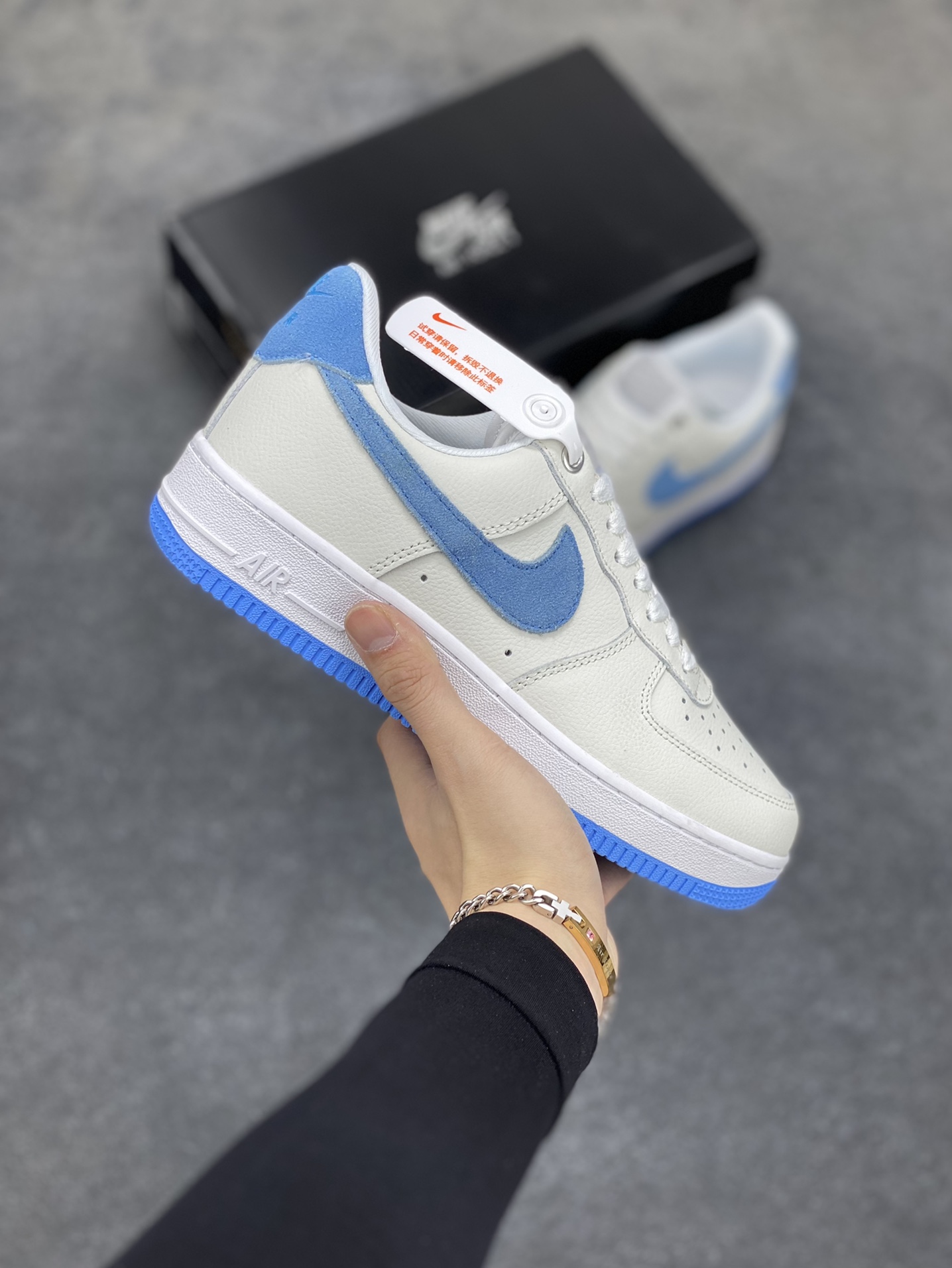 福利特价 全掌气垫🔥 Nike Air Force 1 Low 07 白蓝灰 原楦头原纸板 打造纯正空军版型 专注外贸渠道 全掌内置蜂窝气垫 #原盒配件 原厂中底钢印、拉帮完美 货号：DX1193-100 尺码：36 36.5 37.5 38 38.5 39 40 40.5 41 42 42.5 43 44 44.5 45-选品中心
