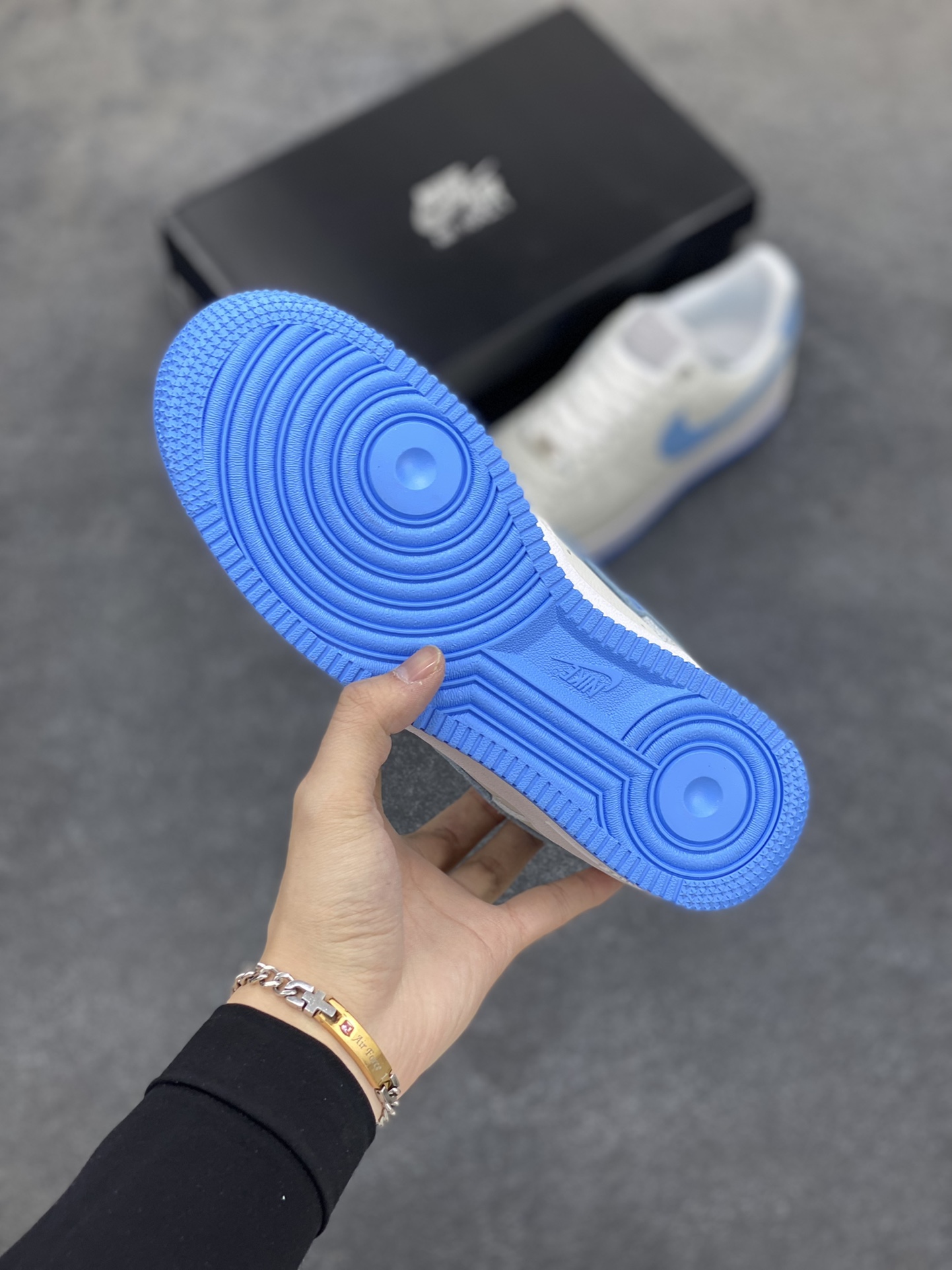 图片[5]-福利特价 全掌气垫🔥 Nike Air Force 1 Low 07 白蓝灰 原楦头原纸板 打造纯正空军版型 专注外贸渠道 全掌内置蜂窝气垫 #原盒配件 原厂中底钢印、拉帮完美 货号：DX1193-100 尺码：36 36.5 37.5 38 38.5 39 40 40.5 41 42 42.5 43 44 44.5 45-选品中心