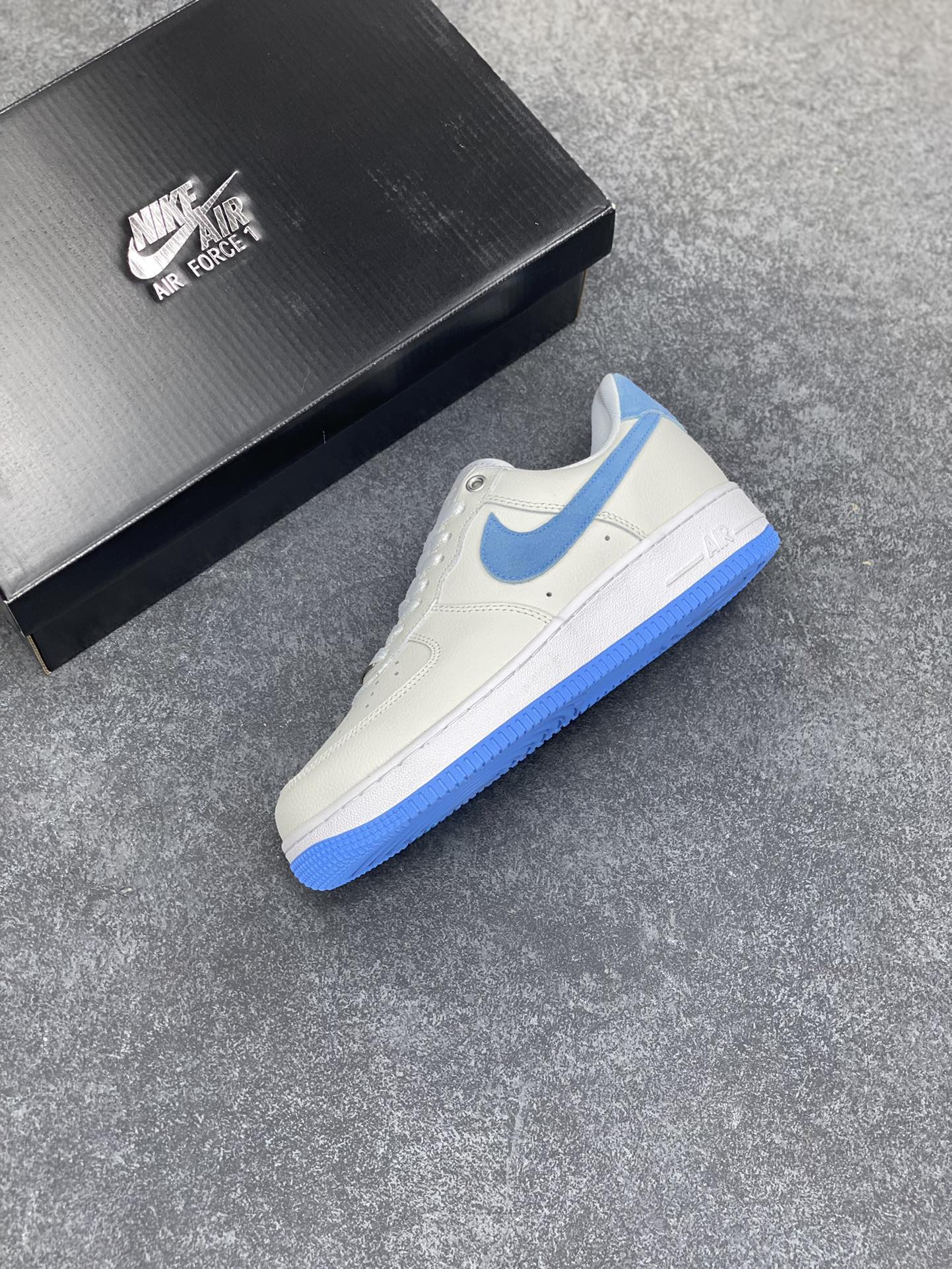 图片[7]-福利特价 全掌气垫🔥 Nike Air Force 1 Low 07 白蓝灰 原楦头原纸板 打造纯正空军版型 专注外贸渠道 全掌内置蜂窝气垫 #原盒配件 原厂中底钢印、拉帮完美 货号：DX1193-100 尺码：36 36.5 37.5 38 38.5 39 40 40.5 41 42 42.5 43 44 44.5 45-选品中心