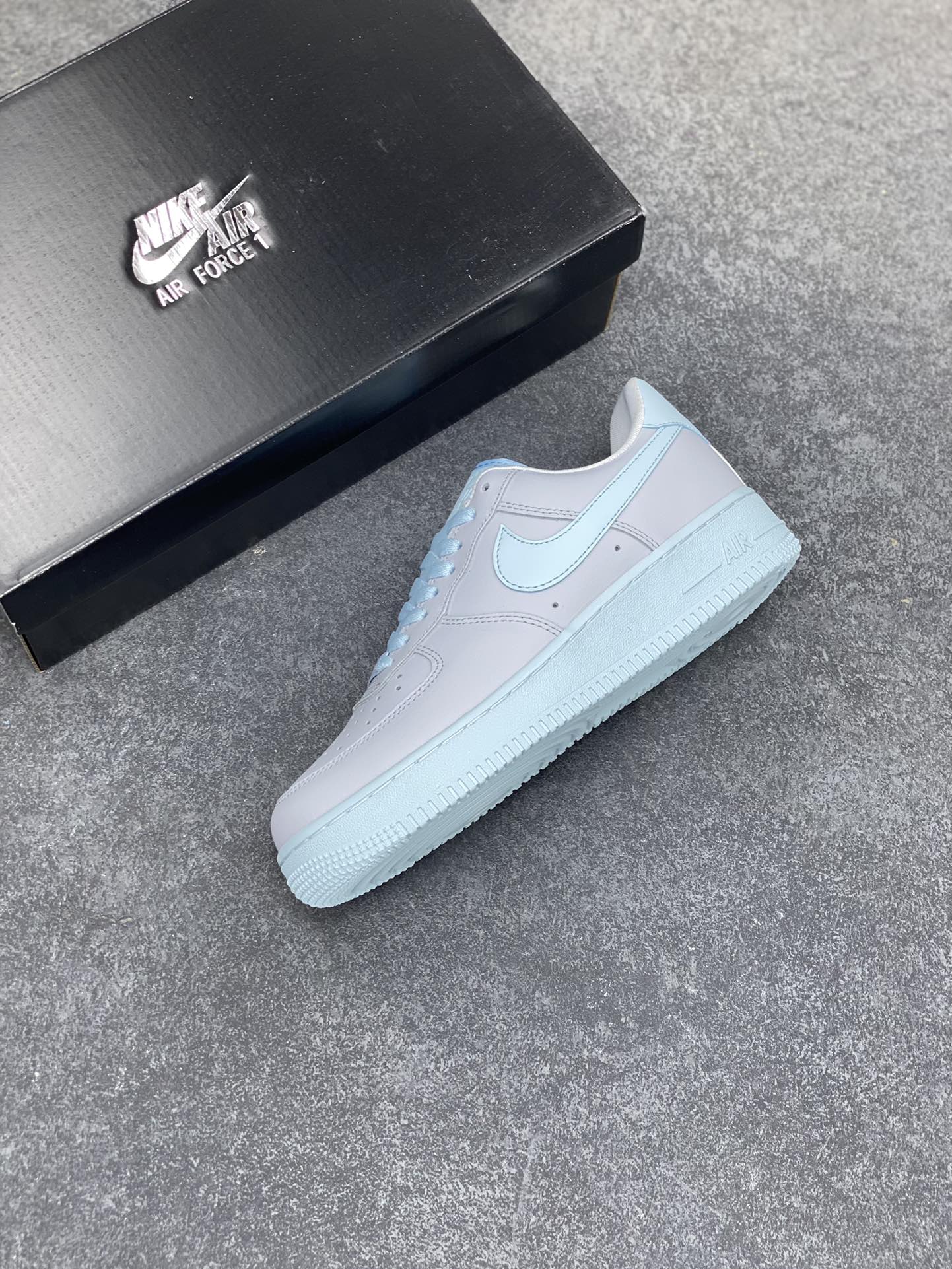 图片[7]-福利特价 全掌气垫🔥 NK Air Force 1 ‘07 Low PRM”Ice Blue“空军一号经典低帮百搭休闲运动板鞋“磨砂浅灰冰蓝” 原楦头原纸板 打造纯正空军版型 #专注外贸渠道 全掌内置蜂窝气垫 #原盒配件 原厂中底钢印、拉帮完美 官方同步上架 货号：DZ2786-400 尺码：36 36.5 37.5 38 38.5 39 40 40.5 41 42 42.5 43 44 44.5 45-选品中心