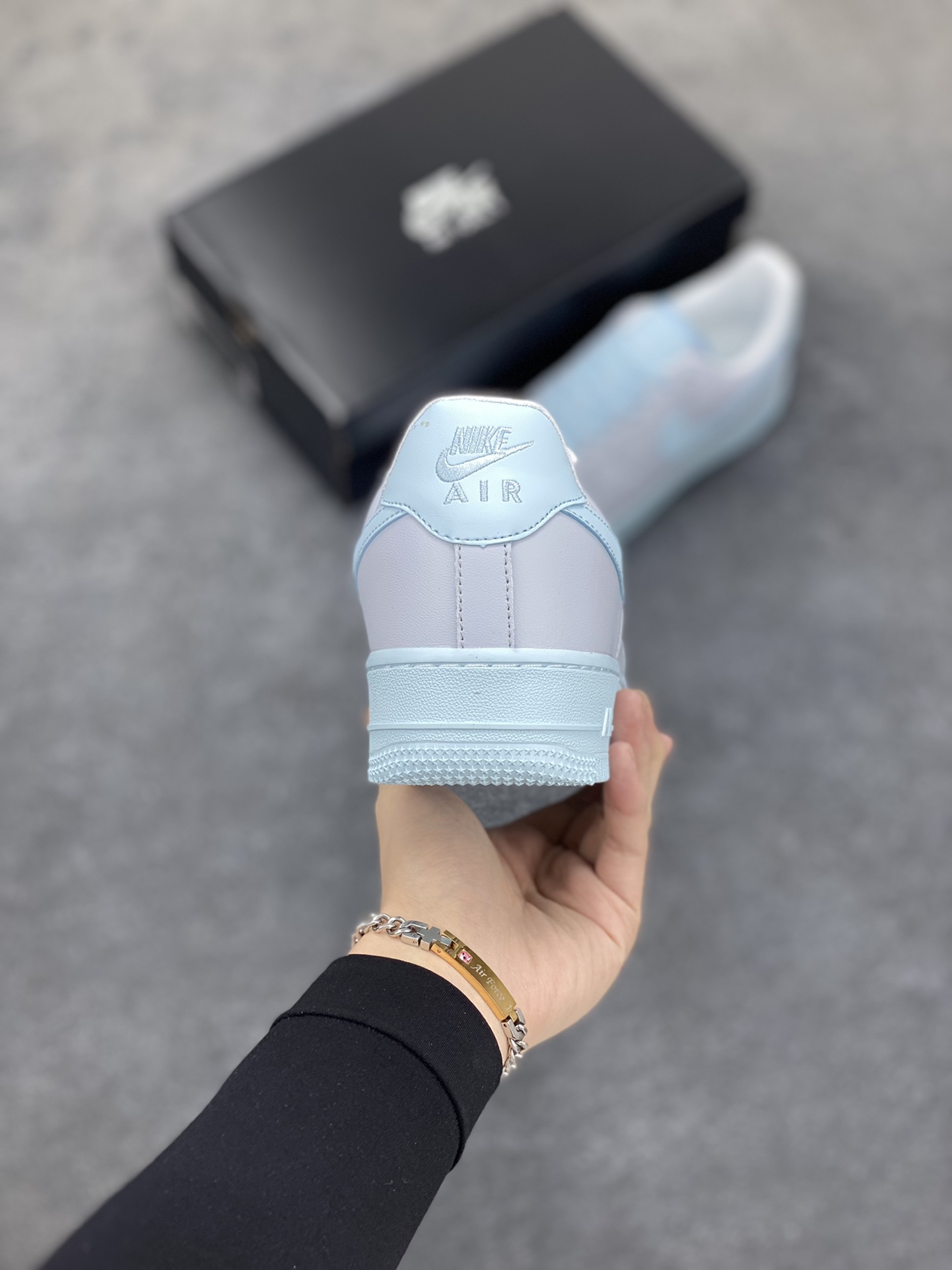 图片[4]-福利特价 全掌气垫🔥 NK Air Force 1 ‘07 Low PRM”Ice Blue“空军一号经典低帮百搭休闲运动板鞋“磨砂浅灰冰蓝” 原楦头原纸板 打造纯正空军版型 #专注外贸渠道 全掌内置蜂窝气垫 #原盒配件 原厂中底钢印、拉帮完美 官方同步上架 货号：DZ2786-400 尺码：36 36.5 37.5 38 38.5 39 40 40.5 41 42 42.5 43 44 44.5 45-选品中心