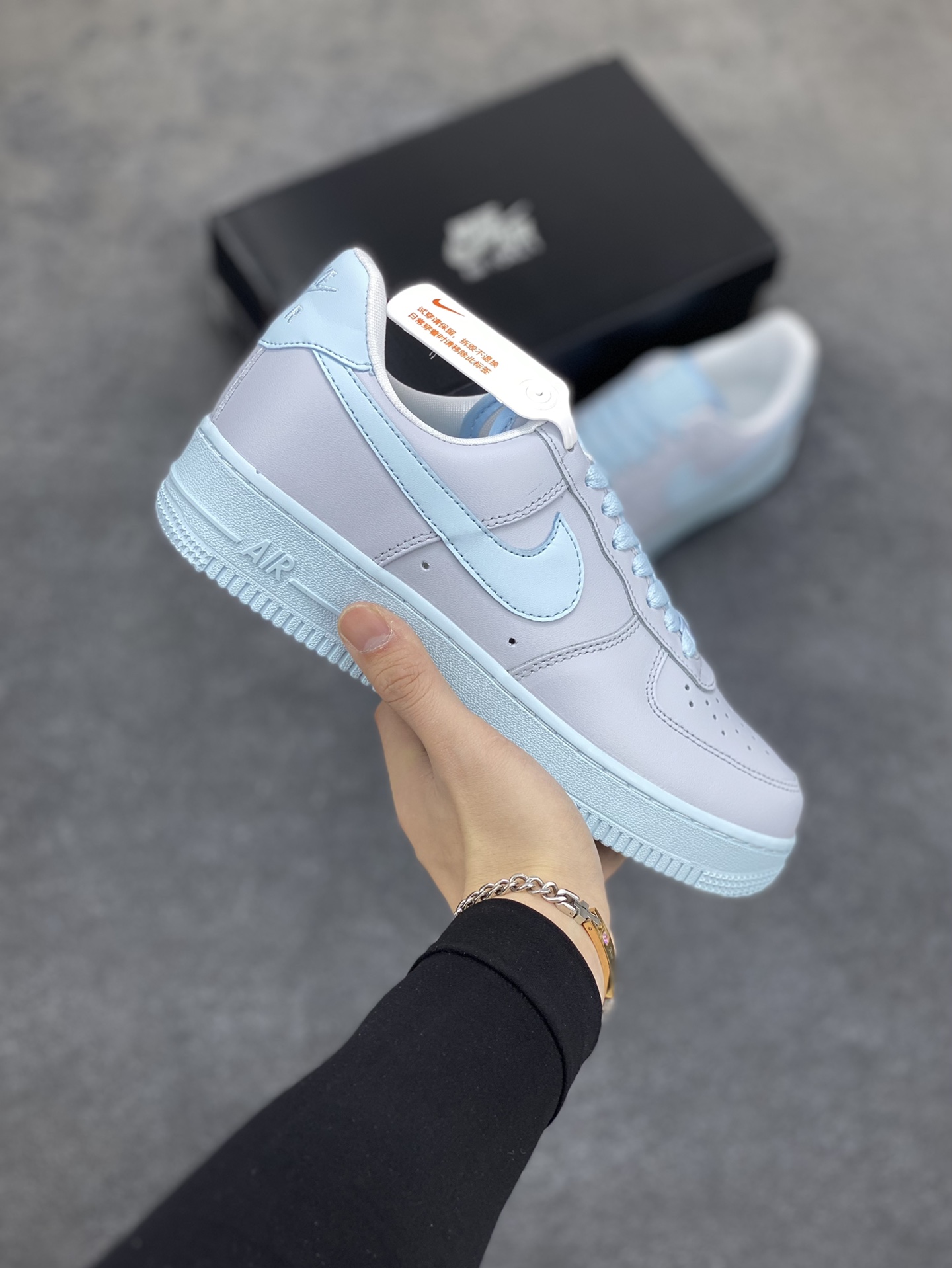 福利特价 全掌气垫🔥 NK Air Force 1 ‘07 Low PRM”Ice Blue“空军一号经典低帮百搭休闲运动板鞋“磨砂浅灰冰蓝” 原楦头原纸板 打造纯正空军版型 #专注外贸渠道 全掌内置蜂窝气垫 #原盒配件 原厂中底钢印、拉帮完美 官方同步上架 货号：DZ2786-400 尺码：36 36.5 37.5 38 38.5 39 40 40.5 41 42 42.5 43 44 44.5 45-选品中心