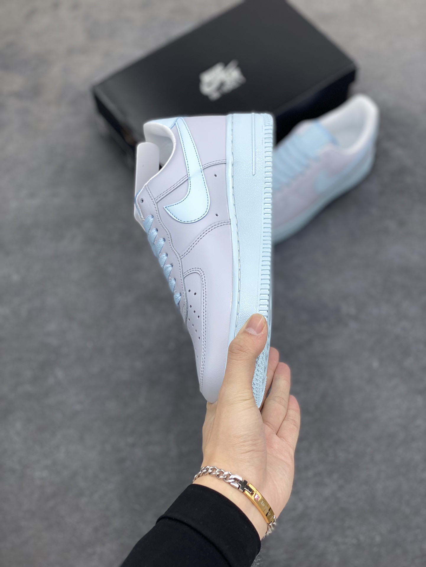 图片[3]-福利特价 全掌气垫🔥 NK Air Force 1 ‘07 Low PRM”Ice Blue“空军一号经典低帮百搭休闲运动板鞋“磨砂浅灰冰蓝” 原楦头原纸板 打造纯正空军版型 #专注外贸渠道 全掌内置蜂窝气垫 #原盒配件 原厂中底钢印、拉帮完美 官方同步上架 货号：DZ2786-400 尺码：36 36.5 37.5 38 38.5 39 40 40.5 41 42 42.5 43 44 44.5 45-选品中心