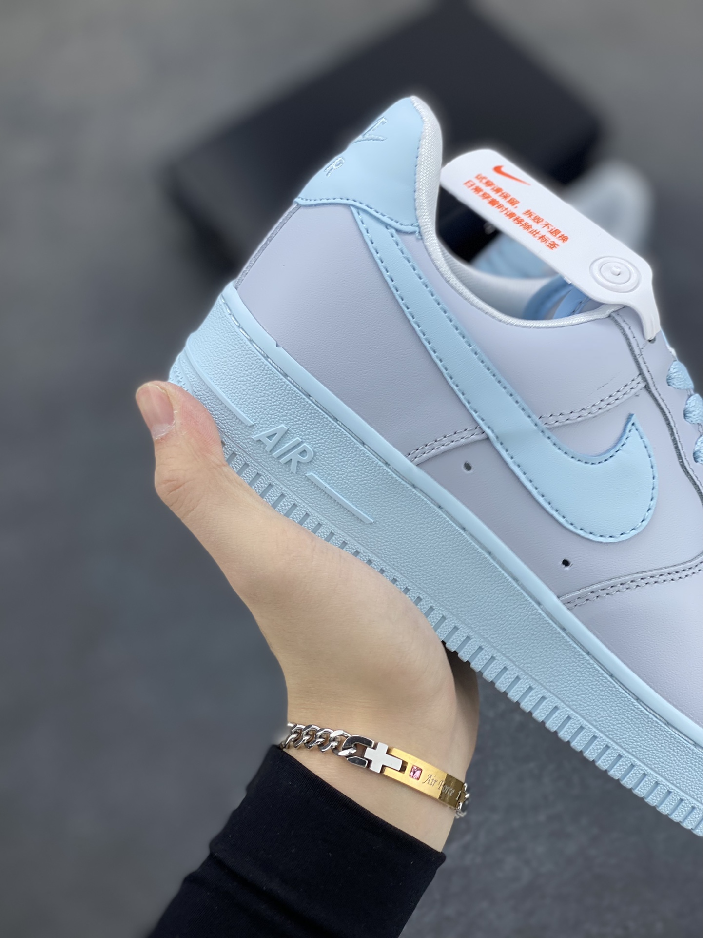 图片[6]-福利特价 全掌气垫🔥 NK Air Force 1 ‘07 Low PRM”Ice Blue“空军一号经典低帮百搭休闲运动板鞋“磨砂浅灰冰蓝” 原楦头原纸板 打造纯正空军版型 #专注外贸渠道 全掌内置蜂窝气垫 #原盒配件 原厂中底钢印、拉帮完美 官方同步上架 货号：DZ2786-400 尺码：36 36.5 37.5 38 38.5 39 40 40.5 41 42 42.5 43 44 44.5 45-选品中心