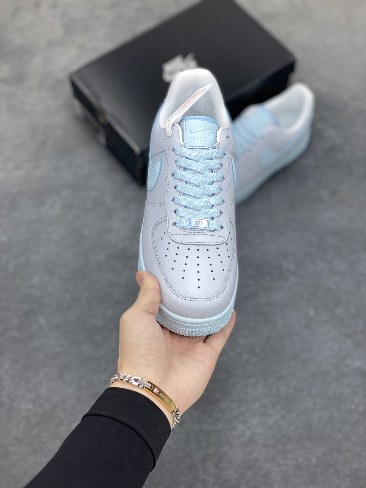 图片[2]-福利特价 全掌气垫🔥 NK Air Force 1 ‘07 Low PRM”Ice Blue“空军一号经典低帮百搭休闲运动板鞋“磨砂浅灰冰蓝” 原楦头原纸板 打造纯正空军版型 #专注外贸渠道 全掌内置蜂窝气垫 #原盒配件 原厂中底钢印、拉帮完美 官方同步上架 货号：DZ2786-400 尺码：36 36.5 37.5 38 38.5 39 40 40.5 41 42 42.5 43 44 44.5 45-选品中心