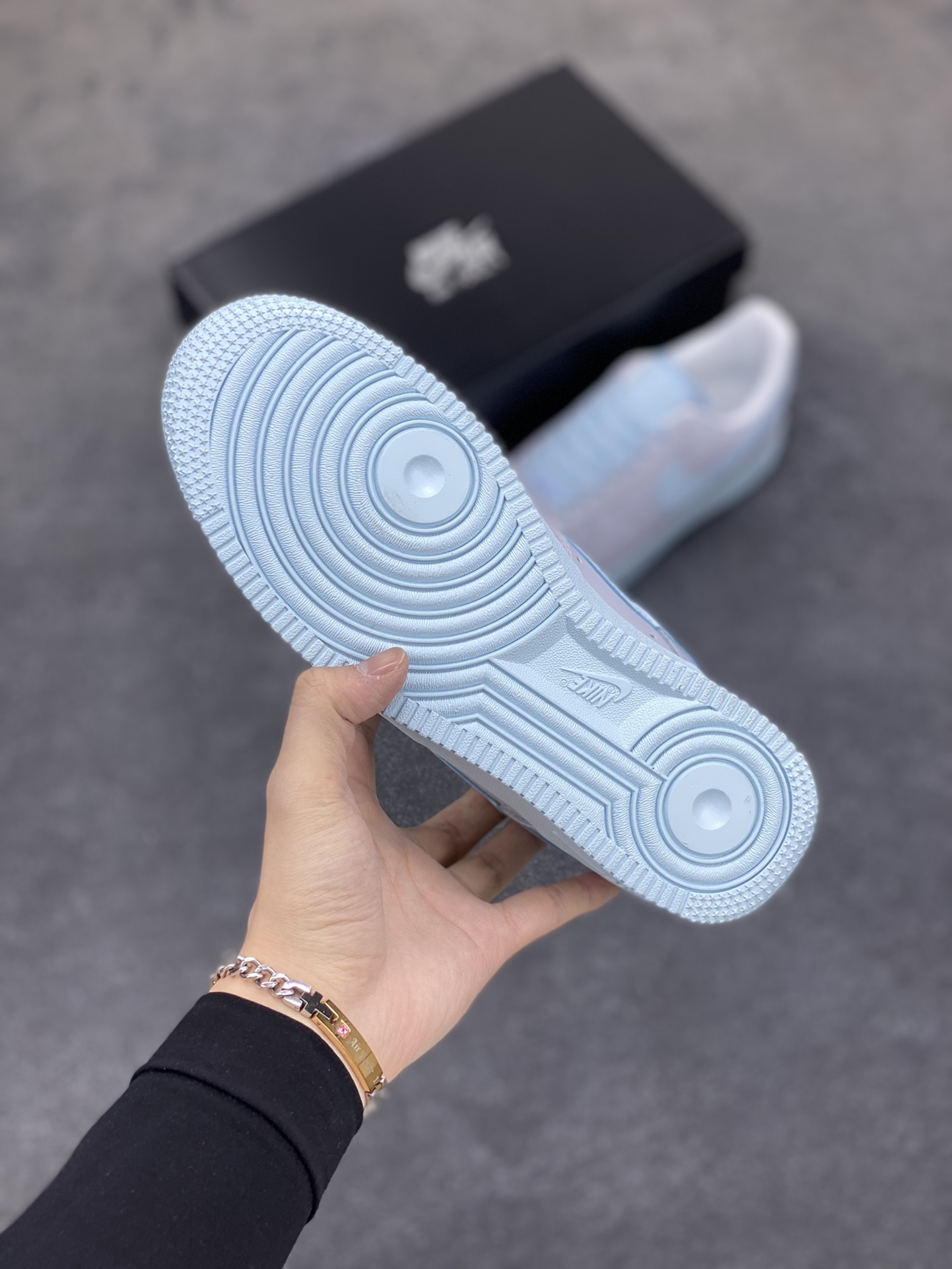 图片[5]-福利特价 全掌气垫🔥 NK Air Force 1 ‘07 Low PRM”Ice Blue“空军一号经典低帮百搭休闲运动板鞋“磨砂浅灰冰蓝” 原楦头原纸板 打造纯正空军版型 #专注外贸渠道 全掌内置蜂窝气垫 #原盒配件 原厂中底钢印、拉帮完美 官方同步上架 货号：DZ2786-400 尺码：36 36.5 37.5 38 38.5 39 40 40.5 41 42 42.5 43 44 44.5 45-选品中心
