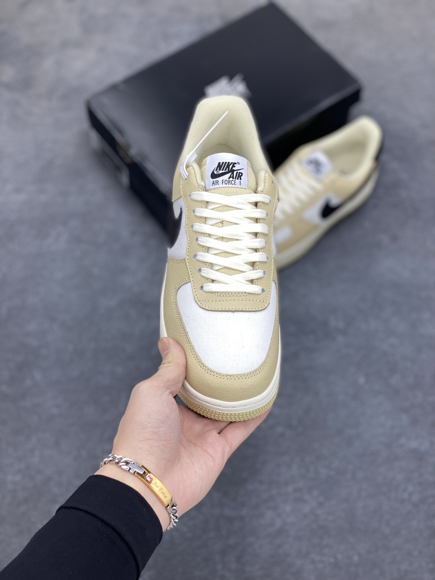 图片[2]-福利特价 全掌气垫🔥 Nike Air Force 1 \’07 Low 空军一号低帮休闲板鞋 “米卡其黑勾” 原楦头原纸板 清洁度完美 全掌内置蜂窝气垫 中底钢印、拉帮完美 货号：DV7186-700 尺码：36 36.5 37.5 38 38.5 39 40 40.5 41 42 42.5 43 44 44.5 45-选品中心