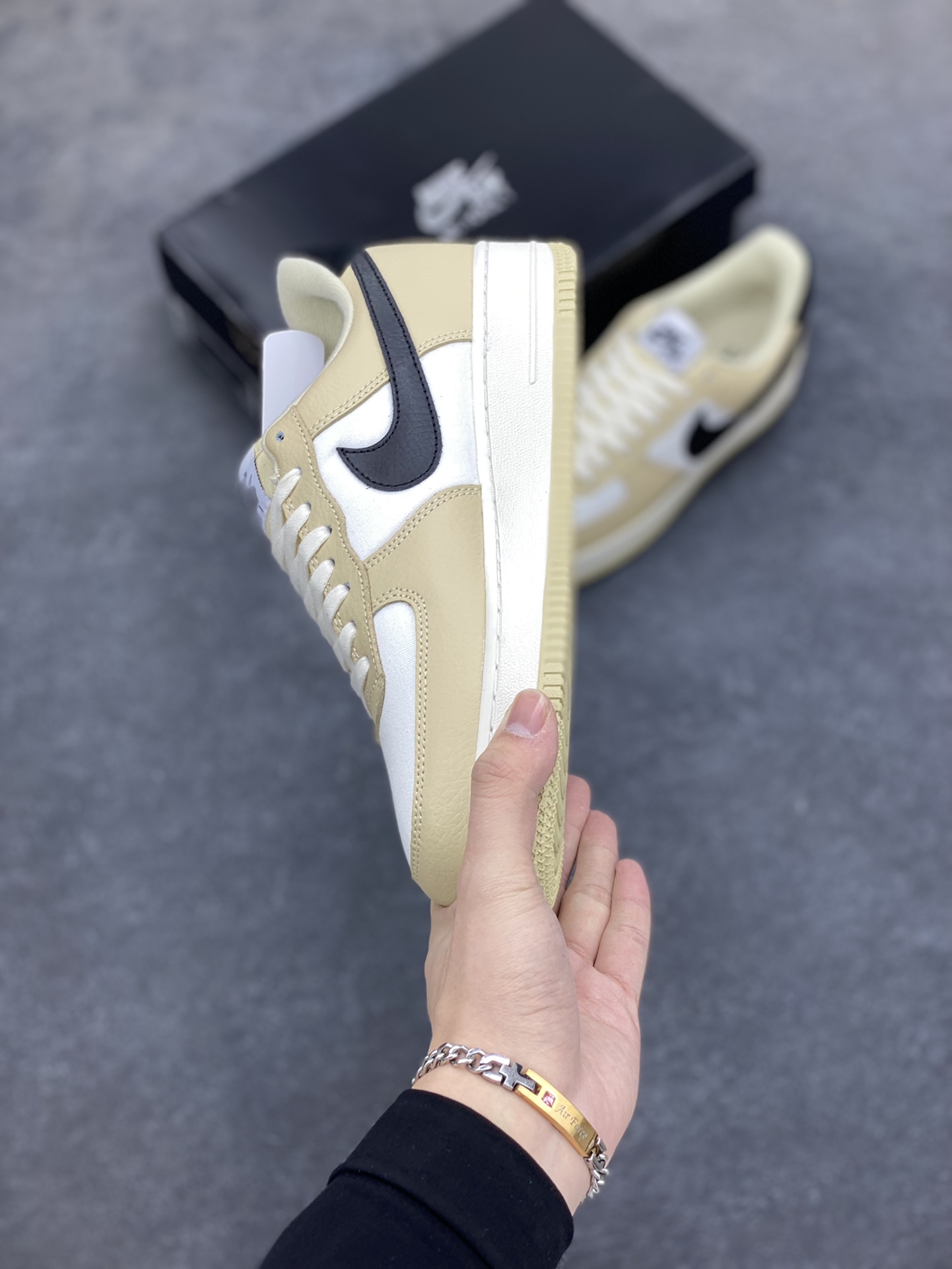 图片[3]-福利特价 全掌气垫🔥 Nike Air Force 1 \’07 Low 空军一号低帮休闲板鞋 “米卡其黑勾” 原楦头原纸板 清洁度完美 全掌内置蜂窝气垫 中底钢印、拉帮完美 货号：DV7186-700 尺码：36 36.5 37.5 38 38.5 39 40 40.5 41 42 42.5 43 44 44.5 45-选品中心