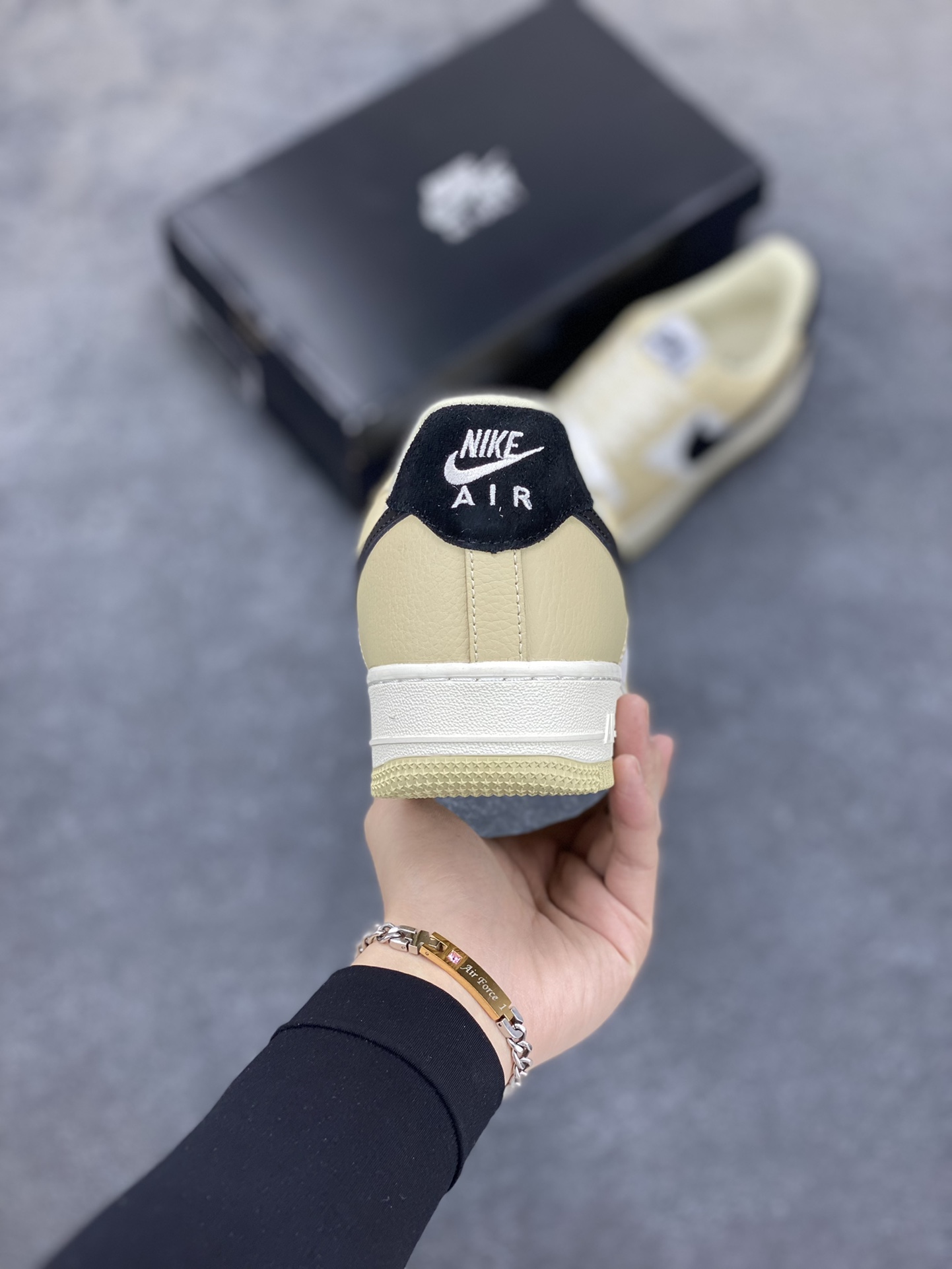 图片[4]-福利特价 全掌气垫🔥 Nike Air Force 1 \’07 Low 空军一号低帮休闲板鞋 “米卡其黑勾” 原楦头原纸板 清洁度完美 全掌内置蜂窝气垫 中底钢印、拉帮完美 货号：DV7186-700 尺码：36 36.5 37.5 38 38.5 39 40 40.5 41 42 42.5 43 44 44.5 45-选品中心