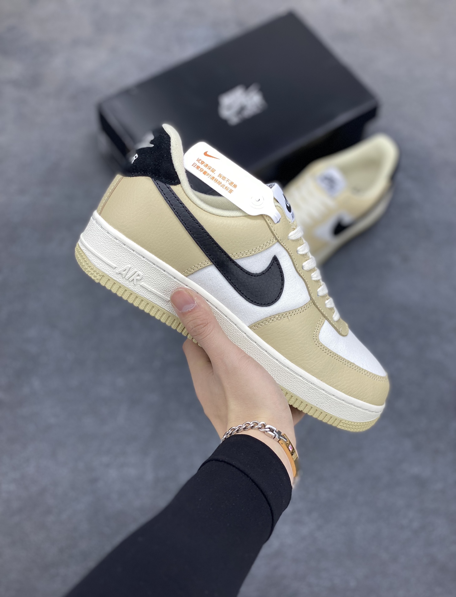 福利特价 全掌气垫🔥 Nike Air Force 1 \'07 Low 空军一号低帮休闲板鞋 “米卡其黑勾” 原楦头原纸板 清洁度完美 全掌内置蜂窝气垫 中底钢印、拉帮完美 货号：DV7186-700 尺码：36 36.5 37.5 38 38.5 39 40 40.5 41 42 42.5 43 44 44.5 45-选品中心