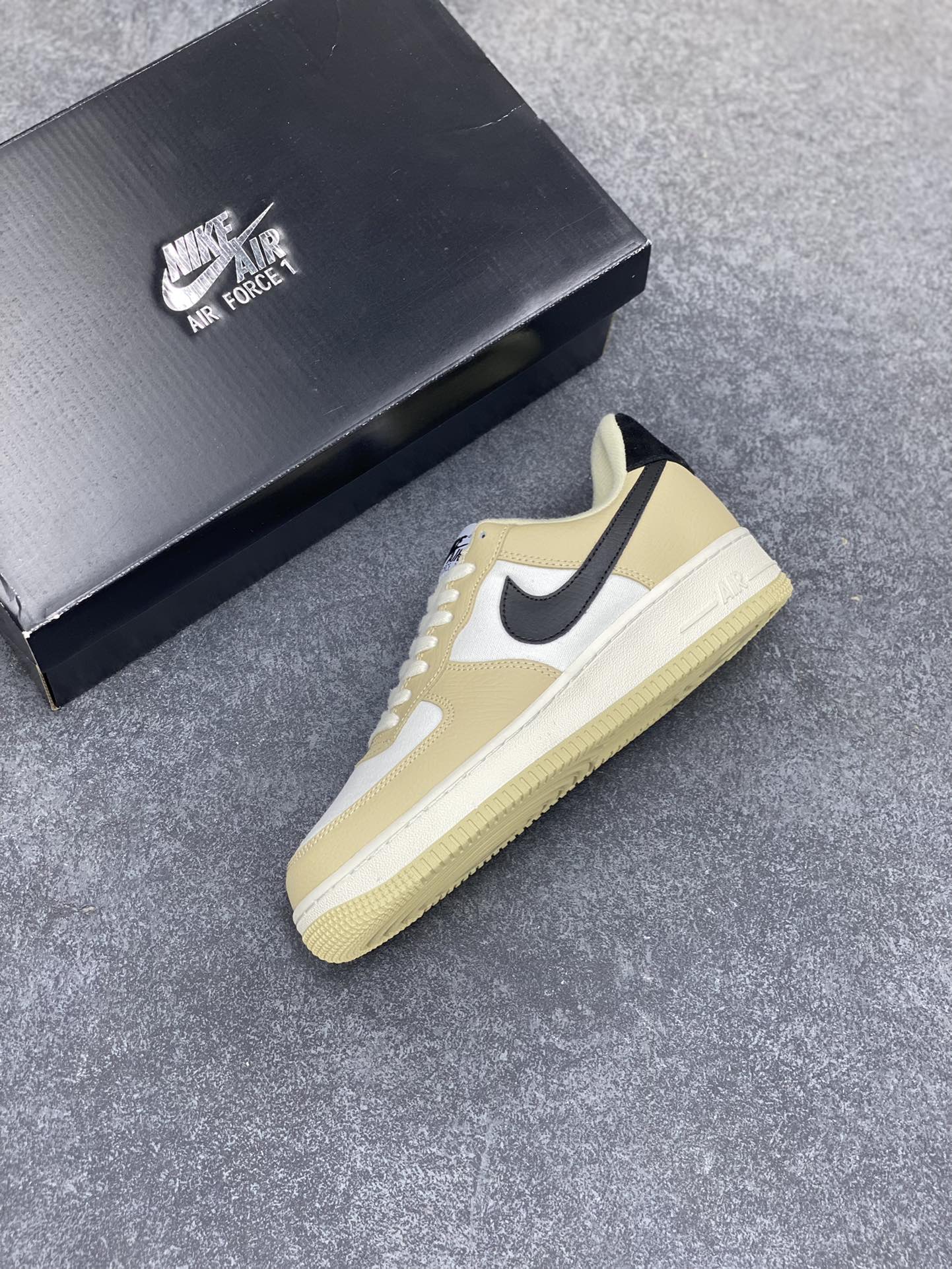 图片[7]-福利特价 全掌气垫🔥 Nike Air Force 1 \’07 Low 空军一号低帮休闲板鞋 “米卡其黑勾” 原楦头原纸板 清洁度完美 全掌内置蜂窝气垫 中底钢印、拉帮完美 货号：DV7186-700 尺码：36 36.5 37.5 38 38.5 39 40 40.5 41 42 42.5 43 44 44.5 45-选品中心