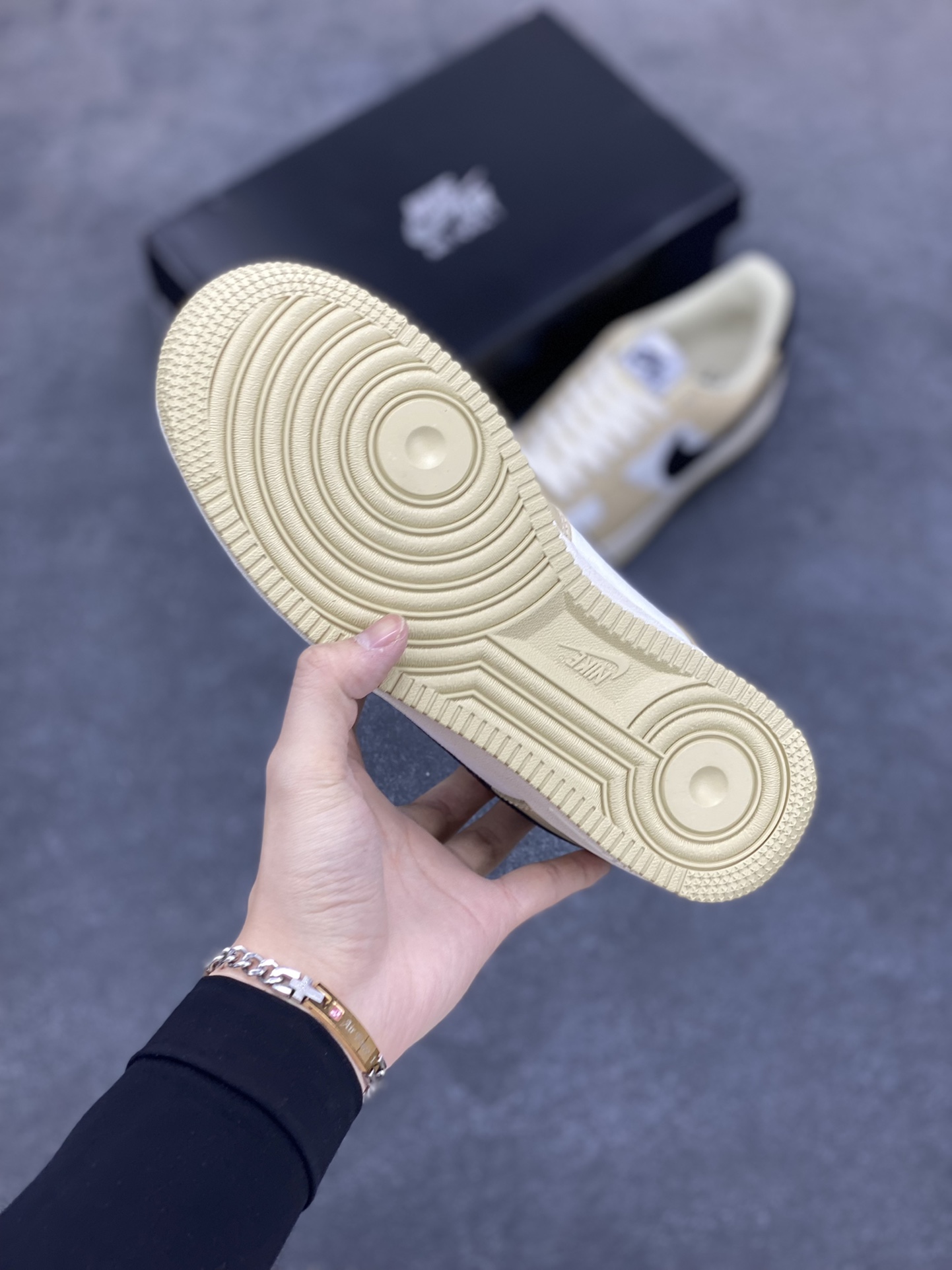 图片[5]-福利特价 全掌气垫🔥 Nike Air Force 1 \’07 Low 空军一号低帮休闲板鞋 “米卡其黑勾” 原楦头原纸板 清洁度完美 全掌内置蜂窝气垫 中底钢印、拉帮完美 货号：DV7186-700 尺码：36 36.5 37.5 38 38.5 39 40 40.5 41 42 42.5 43 44 44.5 45-选品中心