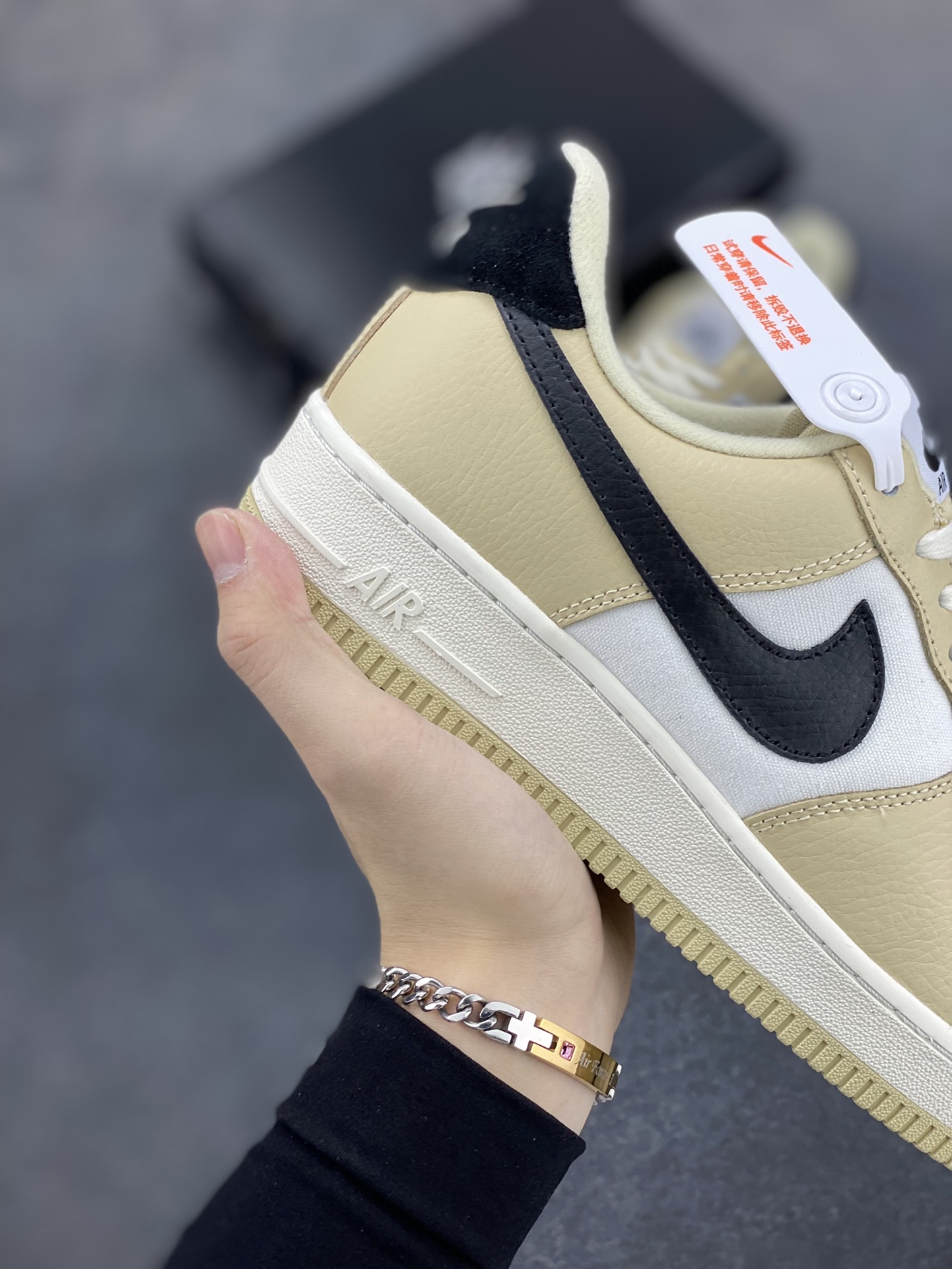 图片[6]-福利特价 全掌气垫🔥 Nike Air Force 1 \’07 Low 空军一号低帮休闲板鞋 “米卡其黑勾” 原楦头原纸板 清洁度完美 全掌内置蜂窝气垫 中底钢印、拉帮完美 货号：DV7186-700 尺码：36 36.5 37.5 38 38.5 39 40 40.5 41 42 42.5 43 44 44.5 45-选品中心