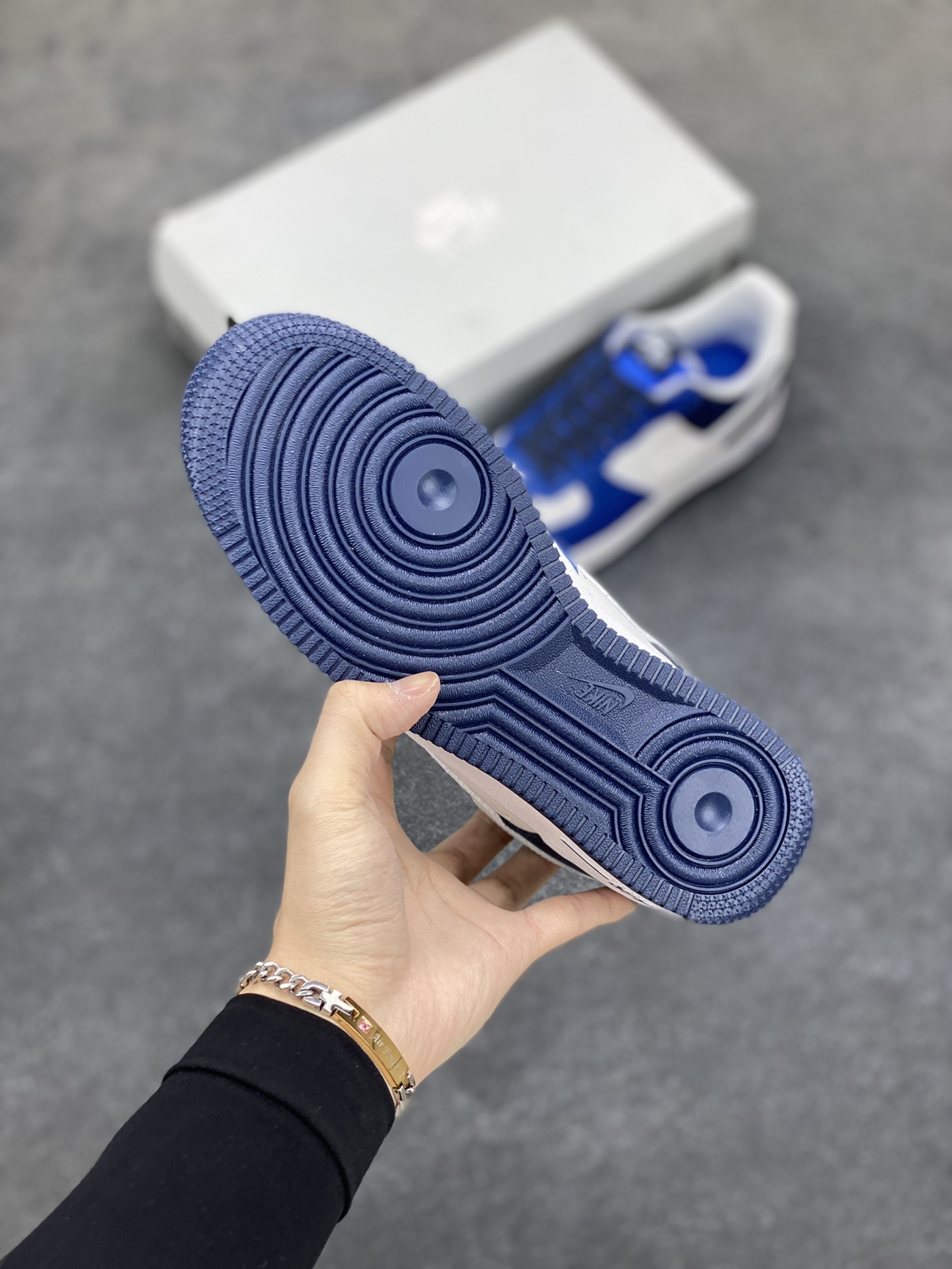 图片[5]-福利特价 全掌气垫🔥 Air Force 1 \’07 Low 蓝白拼接 原楦头原纸板 打造纯正空军版型 #专注外贸渠道 全掌内置蜂窝气垫 #原盒配件 原厂中底钢印、拉帮完美 官方同步上架 货号：FQ8825-100 尺码：36 36.5 37.5 38 38.5 39 40 40.5 41 42 42.5 43 44 44.5 45-选品中心