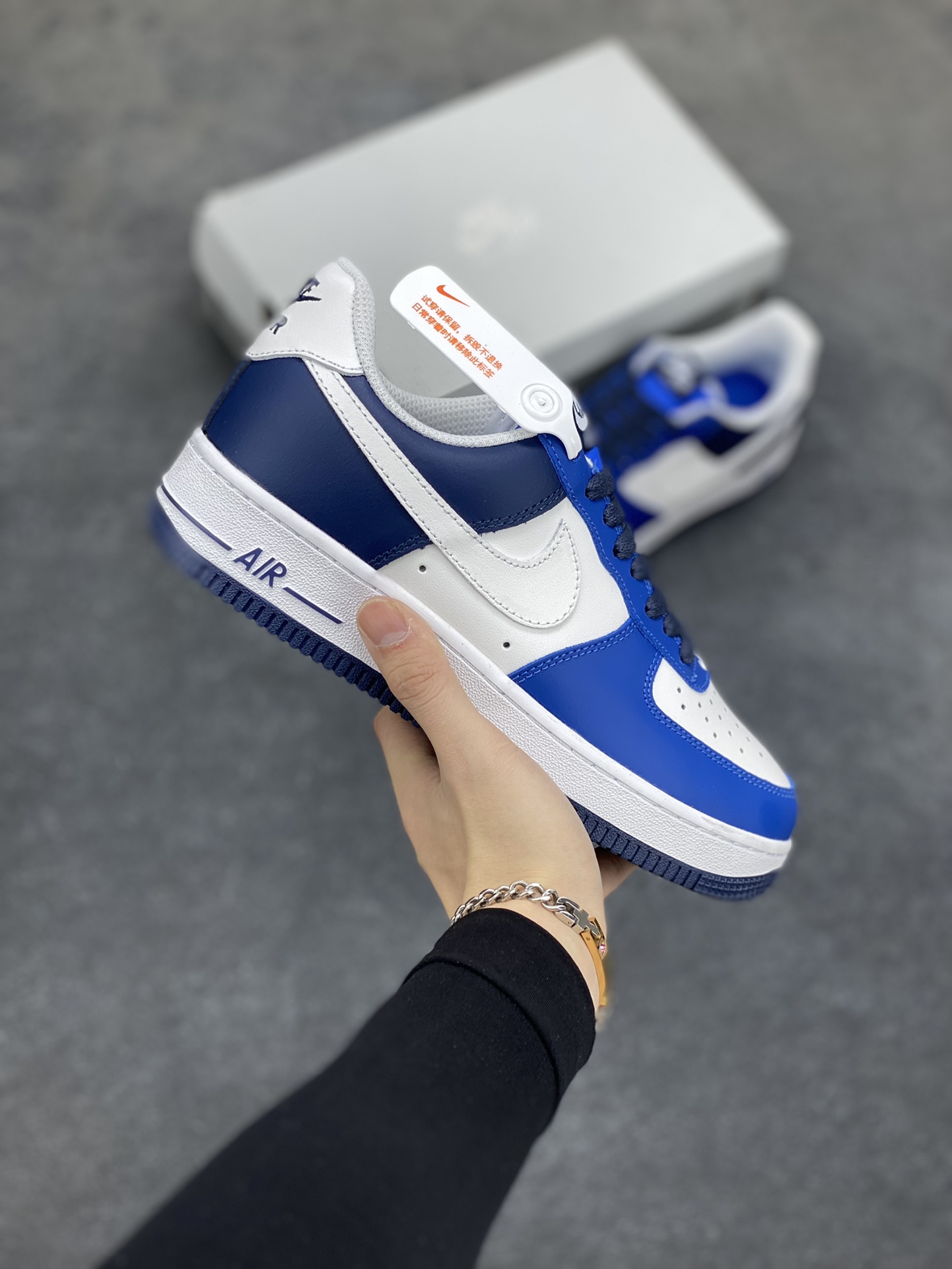 福利特价 全掌气垫🔥 Air Force 1 \’07 Low 蓝白拼接 原楦头原纸板 打造纯正空军版型 #专注外贸渠道 全掌内置蜂窝气垫 #原盒配件 原厂中底钢印、拉帮完美 官方同步上架 货号:FQ8825-100 尺码:36 36.5 37.5 38 38.5 39 40 40.5 41 42 42.5 43 44 44.5 45-选品中心