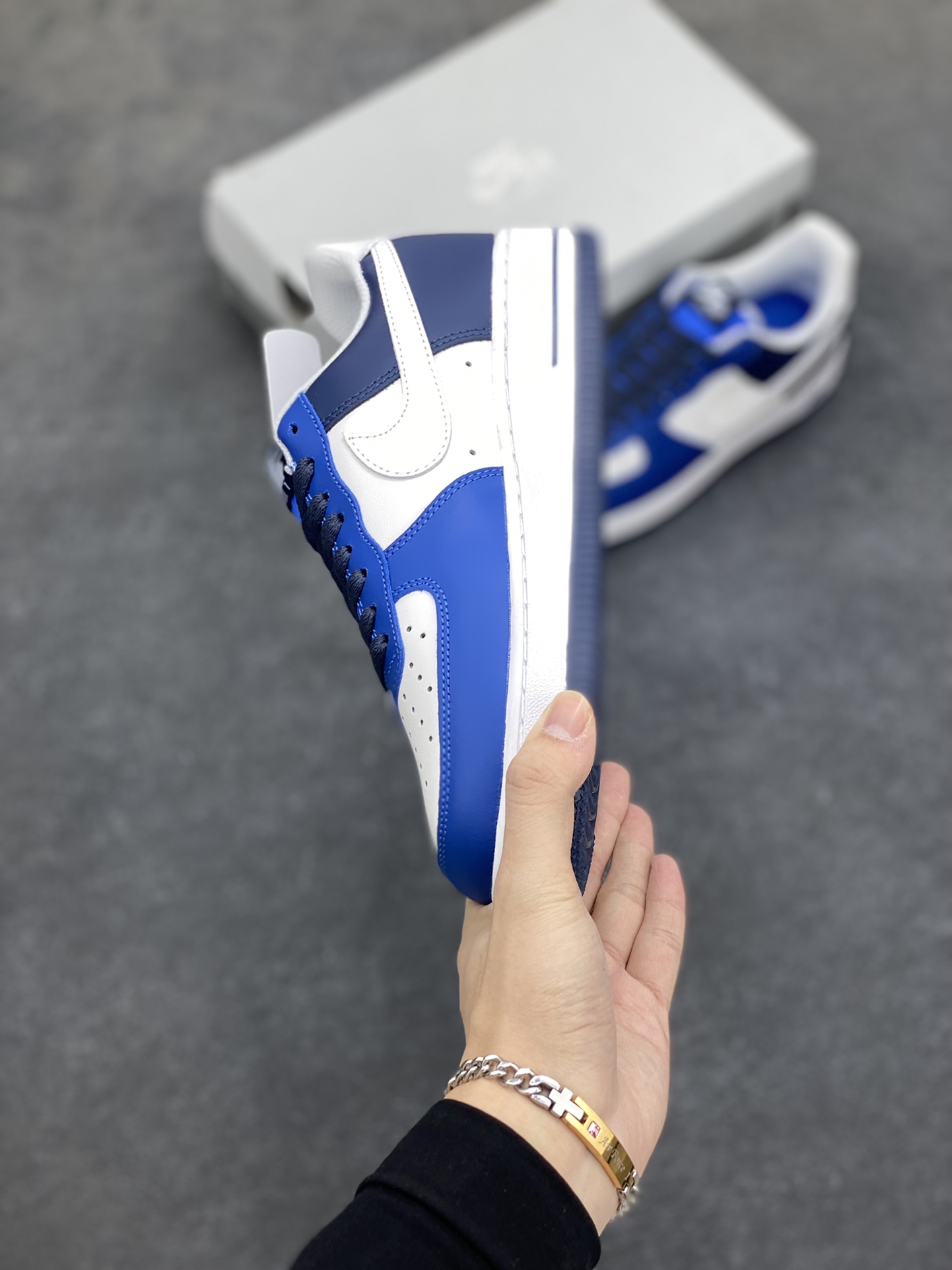 图片[3]-福利特价 全掌气垫🔥 Air Force 1 \’07 Low 蓝白拼接 原楦头原纸板 打造纯正空军版型 #专注外贸渠道 全掌内置蜂窝气垫 #原盒配件 原厂中底钢印、拉帮完美 官方同步上架 货号：FQ8825-100 尺码：36 36.5 37.5 38 38.5 39 40 40.5 41 42 42.5 43 44 44.5 45-选品中心