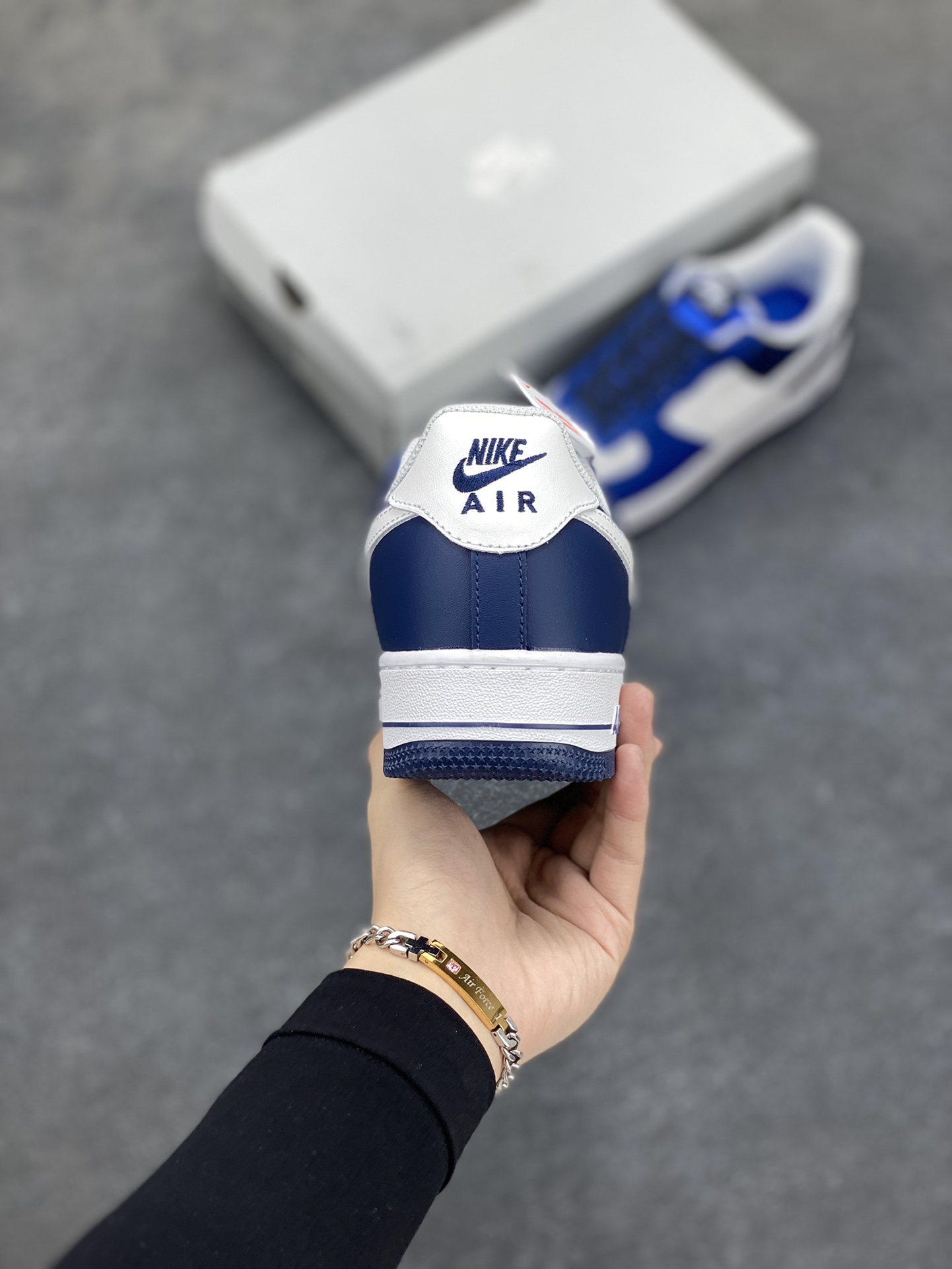 图片[4]-福利特价 全掌气垫🔥 Air Force 1 \’07 Low 蓝白拼接 原楦头原纸板 打造纯正空军版型 #专注外贸渠道 全掌内置蜂窝气垫 #原盒配件 原厂中底钢印、拉帮完美 官方同步上架 货号：FQ8825-100 尺码：36 36.5 37.5 38 38.5 39 40 40.5 41 42 42.5 43 44 44.5 45-选品中心