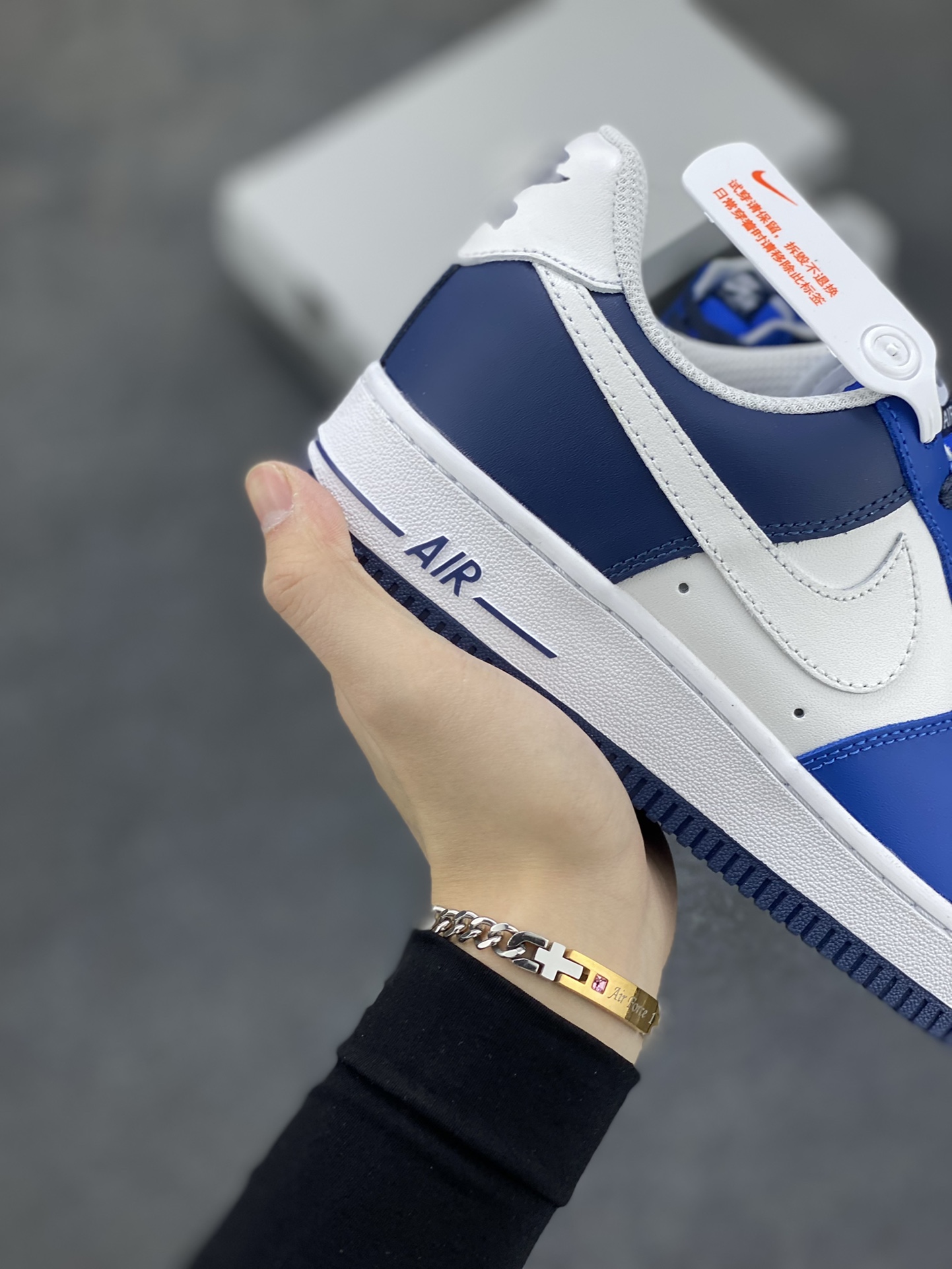 图片[6]-福利特价 全掌气垫🔥 Air Force 1 \’07 Low 蓝白拼接 原楦头原纸板 打造纯正空军版型 #专注外贸渠道 全掌内置蜂窝气垫 #原盒配件 原厂中底钢印、拉帮完美 官方同步上架 货号：FQ8825-100 尺码：36 36.5 37.5 38 38.5 39 40 40.5 41 42 42.5 43 44 44.5 45-选品中心