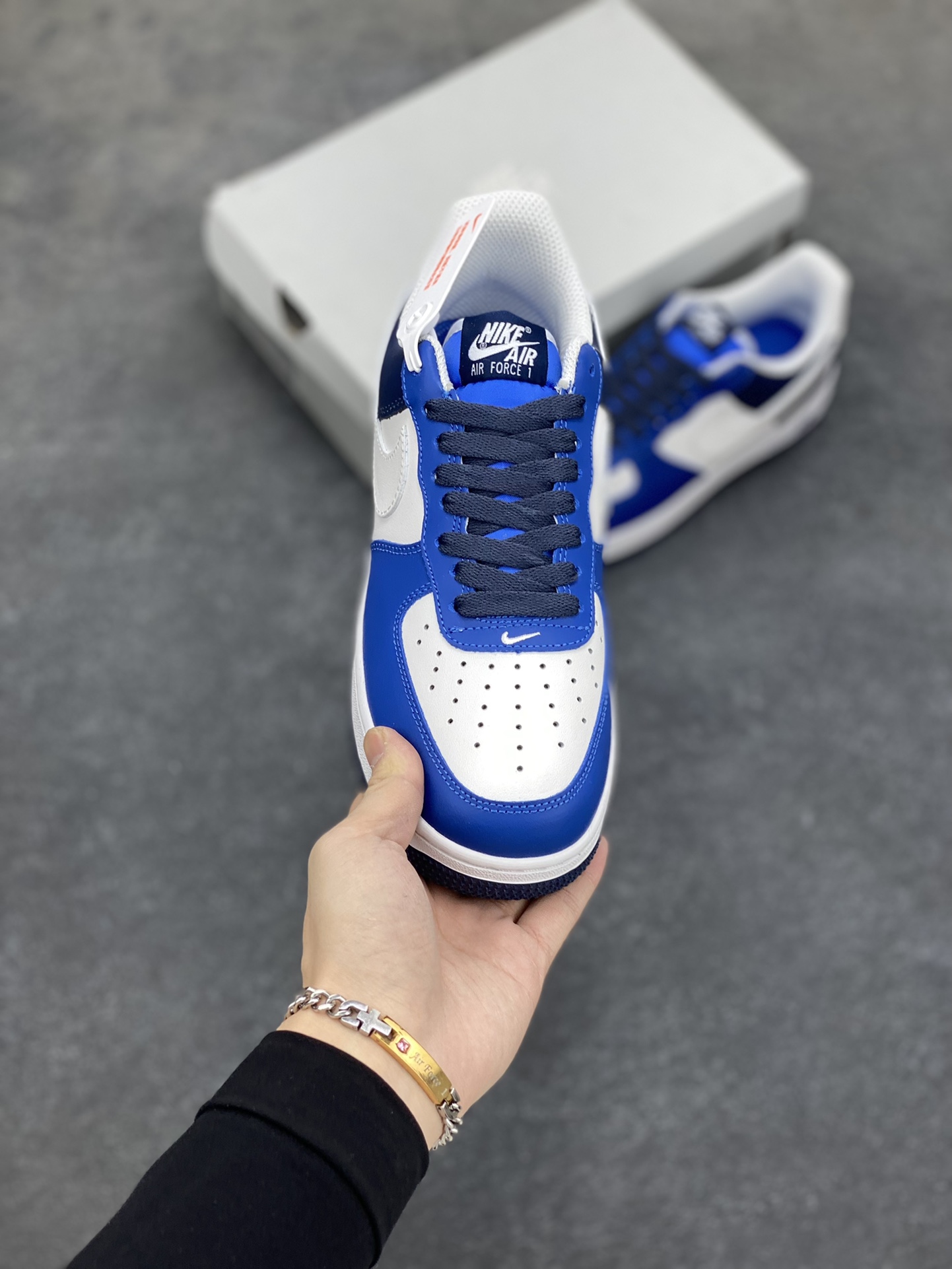 图片[2]-福利特价 全掌气垫🔥 Air Force 1 \’07 Low 蓝白拼接 原楦头原纸板 打造纯正空军版型 #专注外贸渠道 全掌内置蜂窝气垫 #原盒配件 原厂中底钢印、拉帮完美 官方同步上架 货号：FQ8825-100 尺码：36 36.5 37.5 38 38.5 39 40 40.5 41 42 42.5 43 44 44.5 45-选品中心