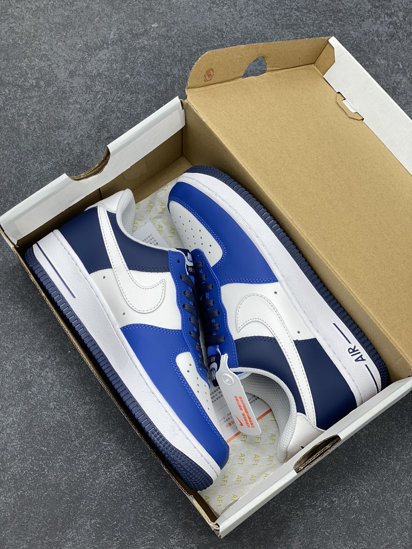 图片[9]-福利特价 全掌气垫🔥 Air Force 1 \’07 Low 蓝白拼接 原楦头原纸板 打造纯正空军版型 #专注外贸渠道 全掌内置蜂窝气垫 #原盒配件 原厂中底钢印、拉帮完美 官方同步上架 货号：FQ8825-100 尺码：36 36.5 37.5 38 38.5 39 40 40.5 41 42 42.5 43 44 44.5 45-选品中心