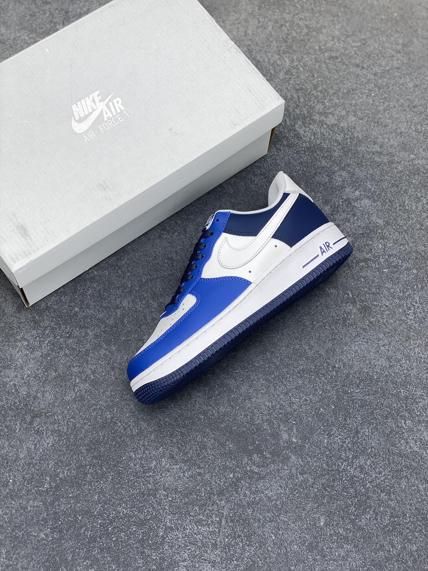 图片[7]-福利特价 全掌气垫🔥 Air Force 1 \’07 Low 蓝白拼接 原楦头原纸板 打造纯正空军版型 #专注外贸渠道 全掌内置蜂窝气垫 #原盒配件 原厂中底钢印、拉帮完美 官方同步上架 货号：FQ8825-100 尺码：36 36.5 37.5 38 38.5 39 40 40.5 41 42 42.5 43 44 44.5 45-选品中心