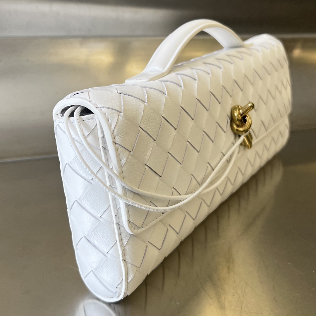 Bottega Veneta White, 24 new products launched on the 24th. Bv Clutch original long clutch bag 741511 is equipped with handles. The design of the
