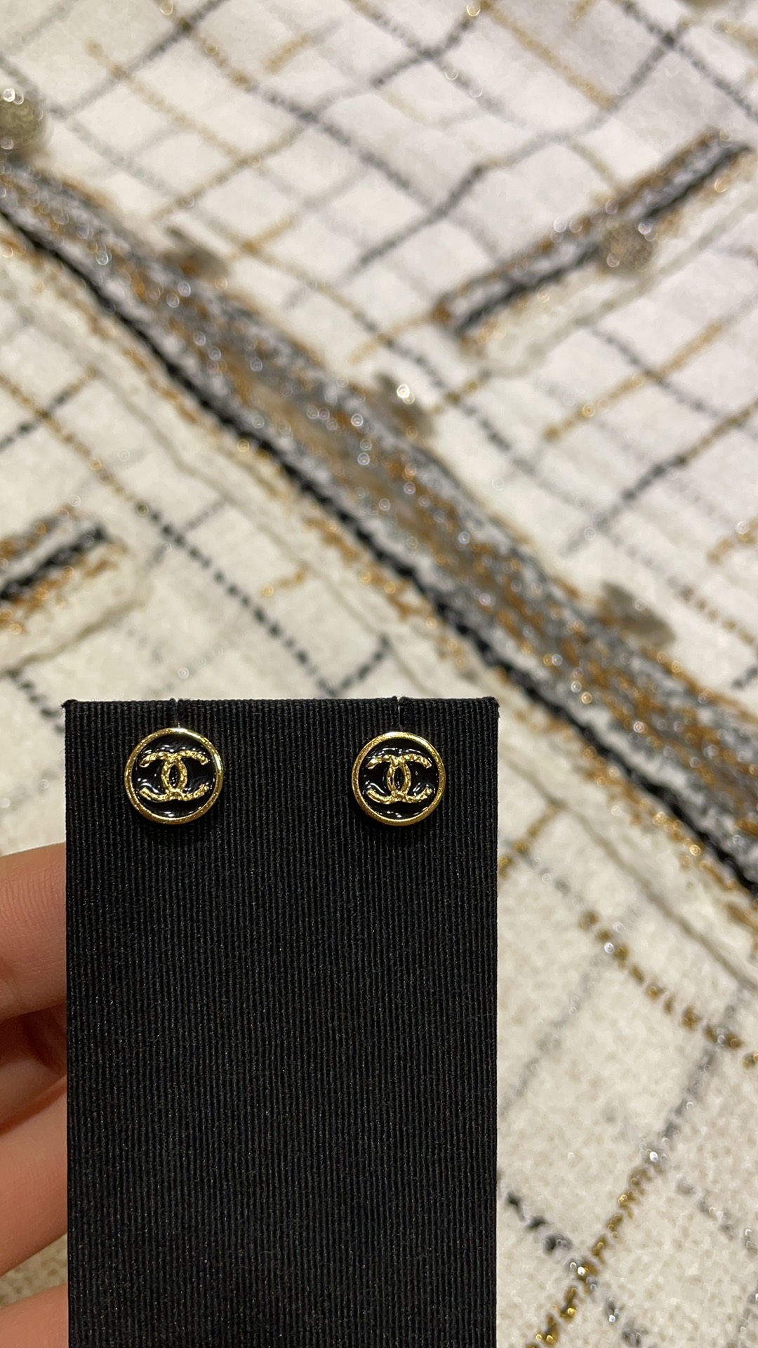 NO:631584,88150 arrived today. Purchased yb 24C new retro black round double C button mini earrings. Among the new earrings of this season, I fell in love with it at first sight. Classic and elegant black gold color mini small round. It looks good with any combination. It has a vintage feel. Exclusively purchased by yb. Developed and customized. Brass material. Earrings with packaging, Cartier high-end jewelry.1986090988150今日到货 购入yb 24C新款复古黑色圆形双C纽扣mini耳钉 本季新品耳钉当中一眼就爱上它 经典优雅黑金配色mini小圆形 怎么搭配都好看 很有vintage感觉 独家购入yb开发定制 黄铜材质 耳钉带包装,,卡迪亚高端饰品,Jewelry