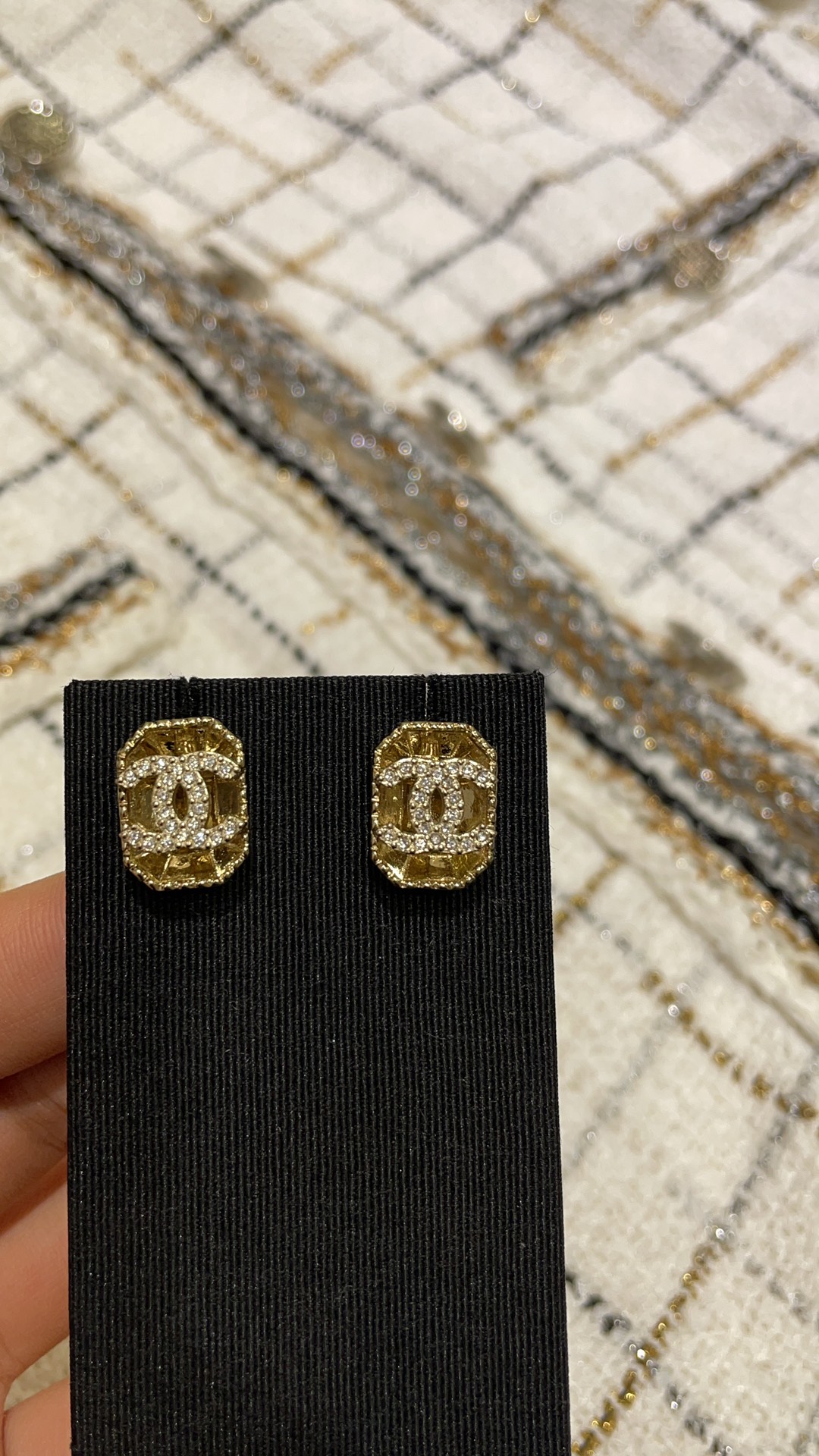 NO:631662,88160, purchased yb 24C new golden octagonal sugar cube full of diamond double C stud earrings. The retro octagonal sugar cube has a cute shape. It looks like a super large crystal, but it is actually a hollow design. The simple and elegant style is super eye-catching. Extra points for temperament. Exclusively purchased from yb customized Swarovski diamonds, Cardia high-end jewelry1986090988160,购入yb 24C新款金色八角方糖满钻双C耳钉 复古八角小方糖造型可可爱爱 看着像超大颗水晶 其实是镂空设计 简约大气的款式超级耐看 气质加分  独家购入yb定制 施华洛钻,,卡迪亚高端饰品,Jewelry