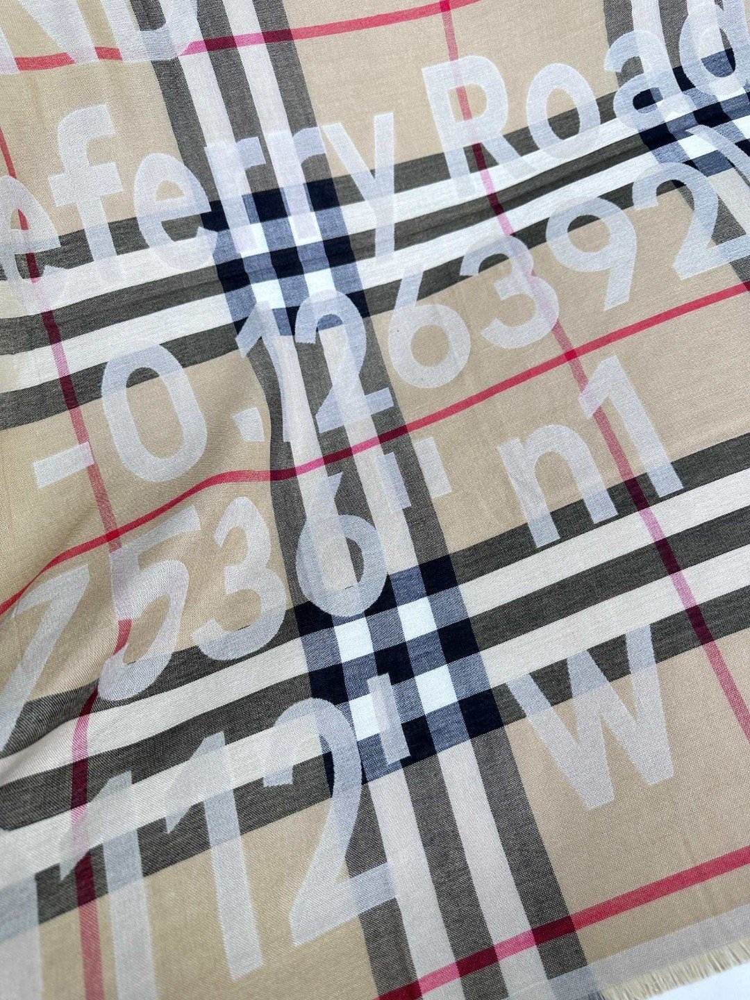 Burberry巴宝莉 经典字母格子长巾