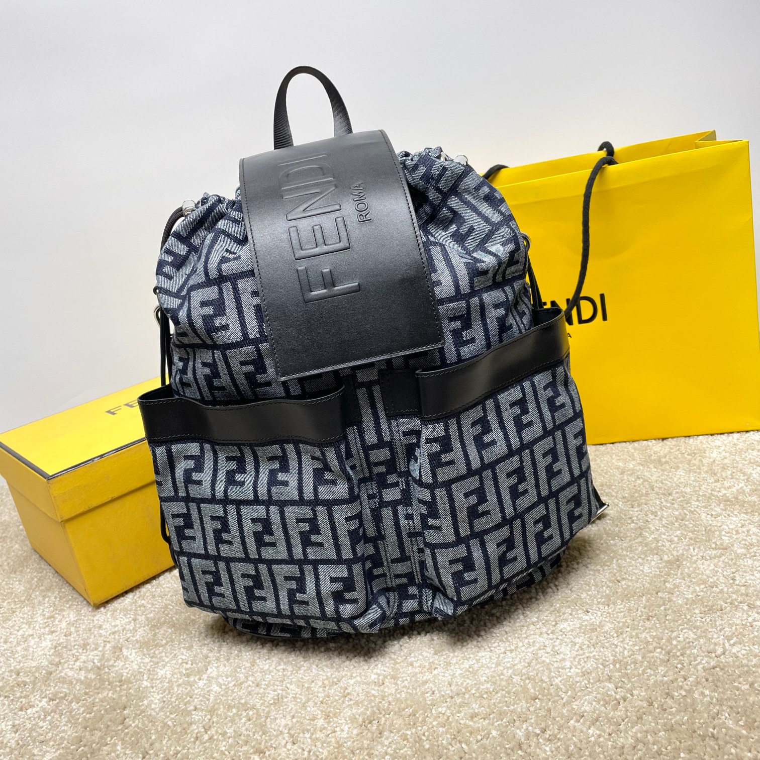 Fendi 独家 开发 最新 做法 对版老花面料 干净整洁的做工体现出每一步的用心 双f老花料