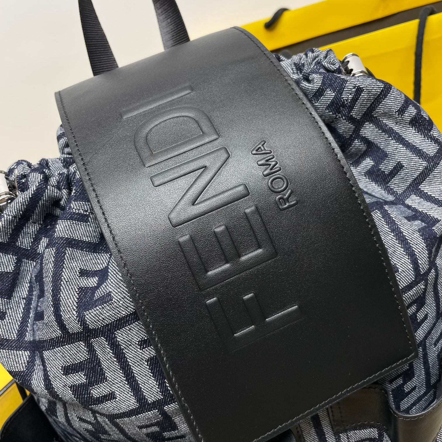 Fendi 独家 开发 最新 做法 对版老花面料 干净整洁的做工体现出每一步的用心 双f老花料