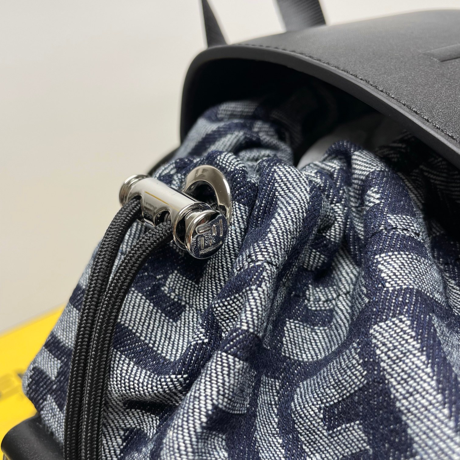 Fendi 独家 开发 最新 做法 对版老花面料 干净整洁的做工体现出每一步的用心 双f老花料