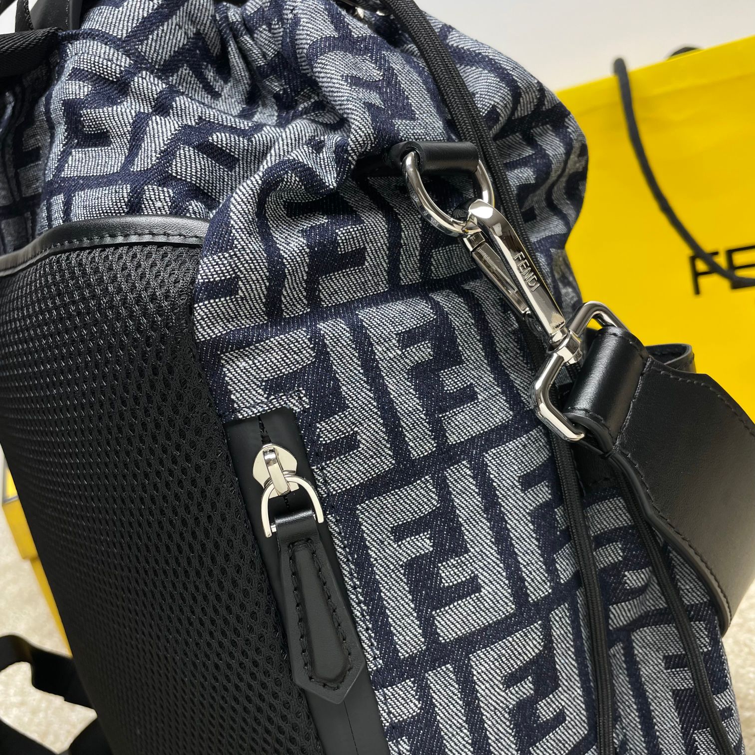 Fendi 独家 开发 最新 做法 对版老花面料 干净整洁的做工体现出每一步的用心 双f老花料