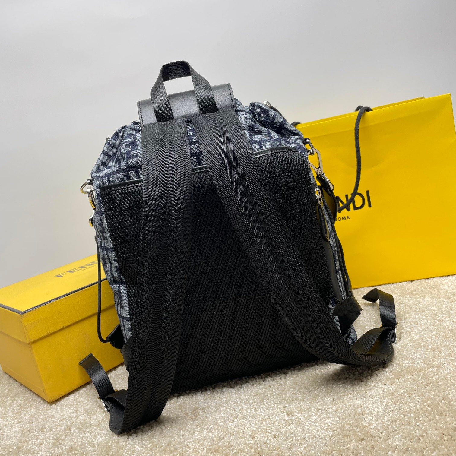 Fendi 独家 开发 最新 做法 对版老花面料 干净整洁的做工体现出每一步的用心 双f老花料