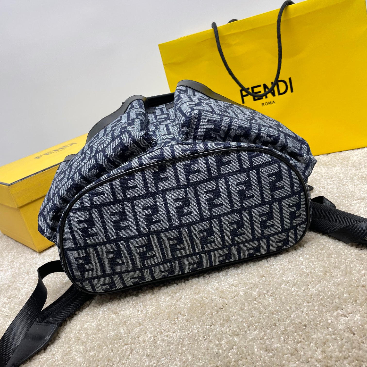 Fendi 独家 开发 最新 做法 对版老花面料 干净整洁的做工体现出每一步的用心 双f老花料